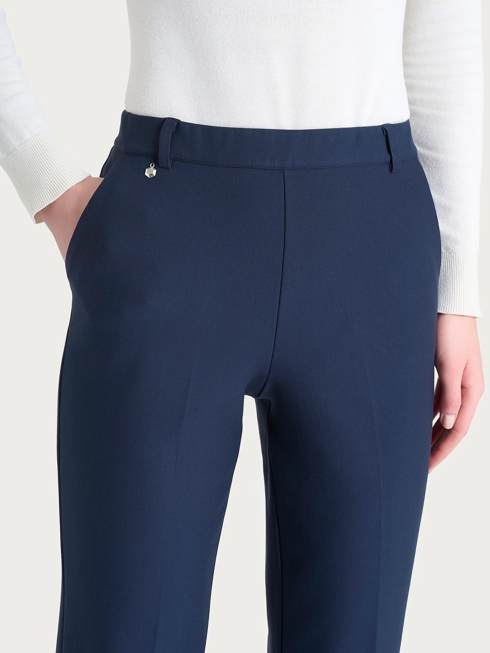Pantalone ampio con tasche e risvolto in Compact - Persia - Image 5