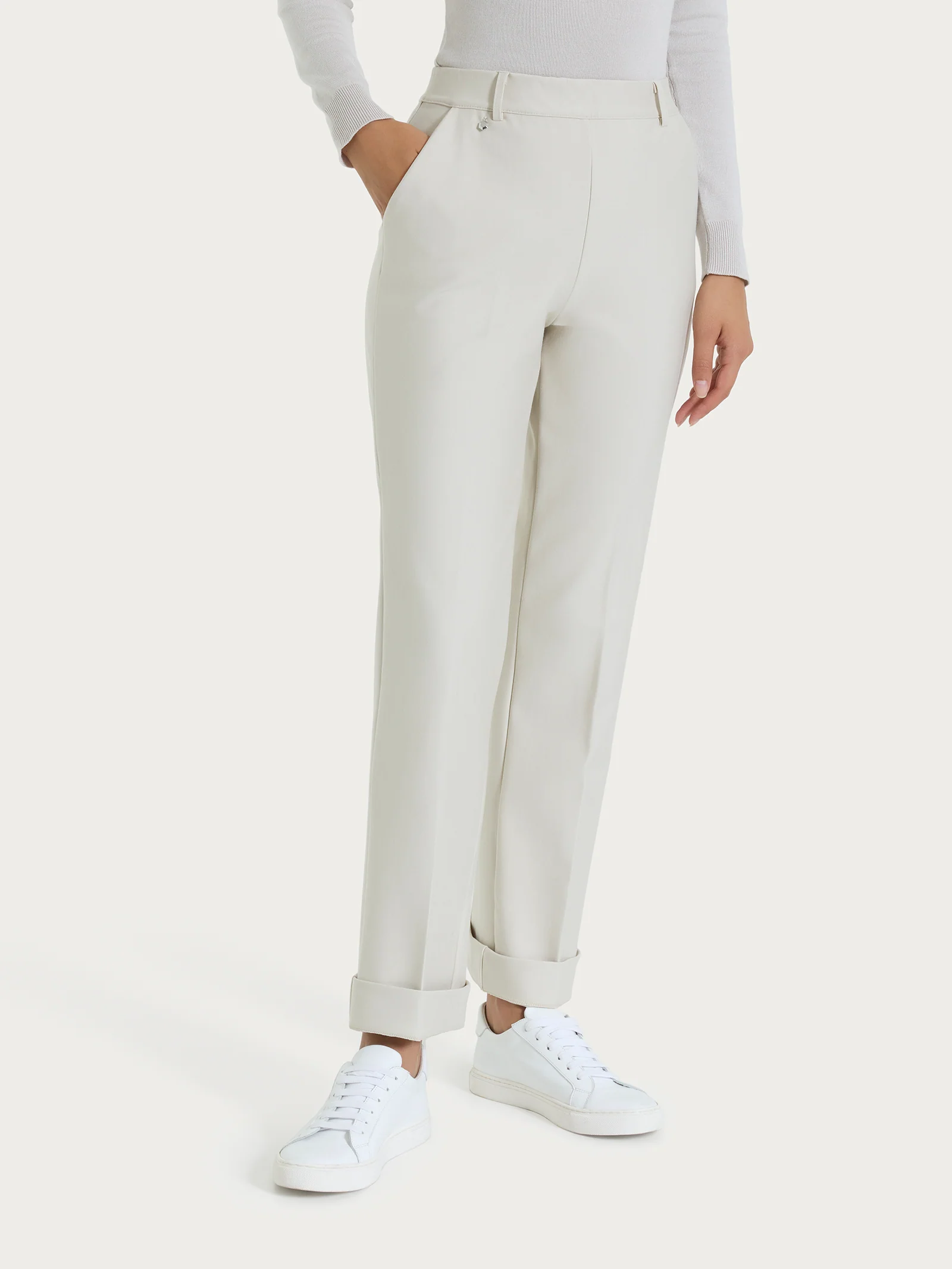 Pantalone ampio con tasche e risvolto in Compact - Champignon - Image 4