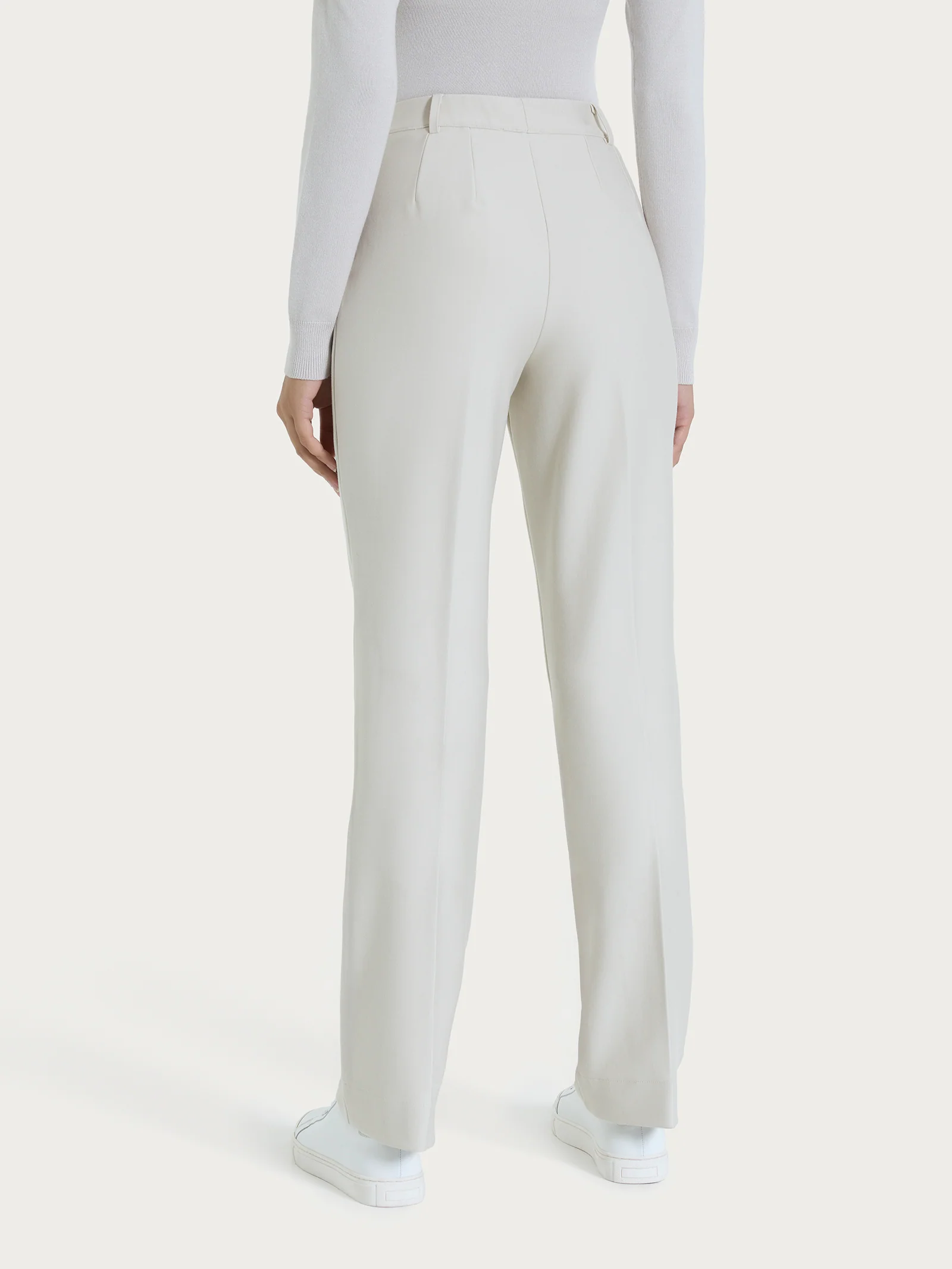 Pantalone ampio con tasche e risvolto in Compact - Champignon - Image 5