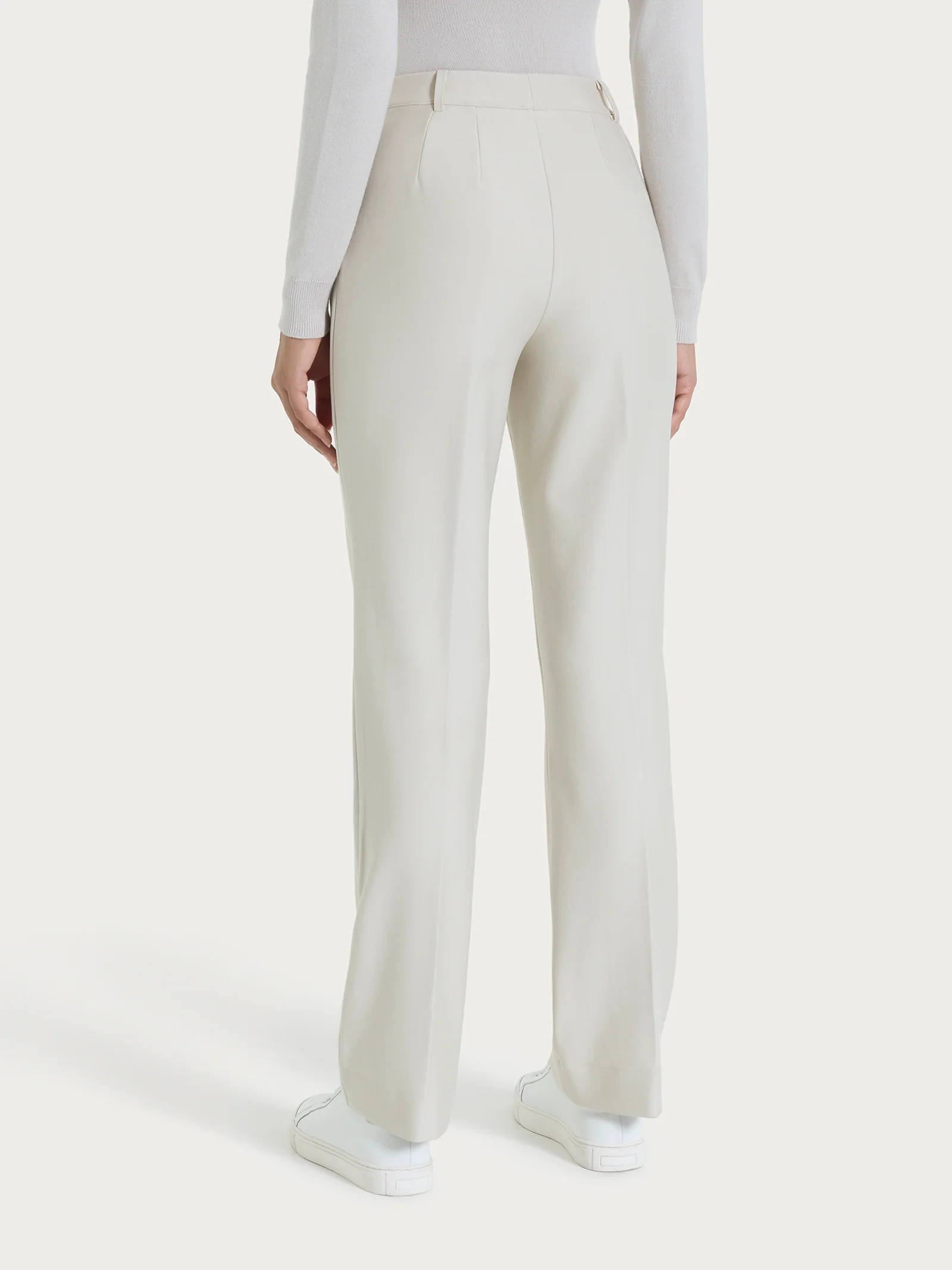 Pantalone ampio con tasche e risvolto in Compact - Champignon - Image 7