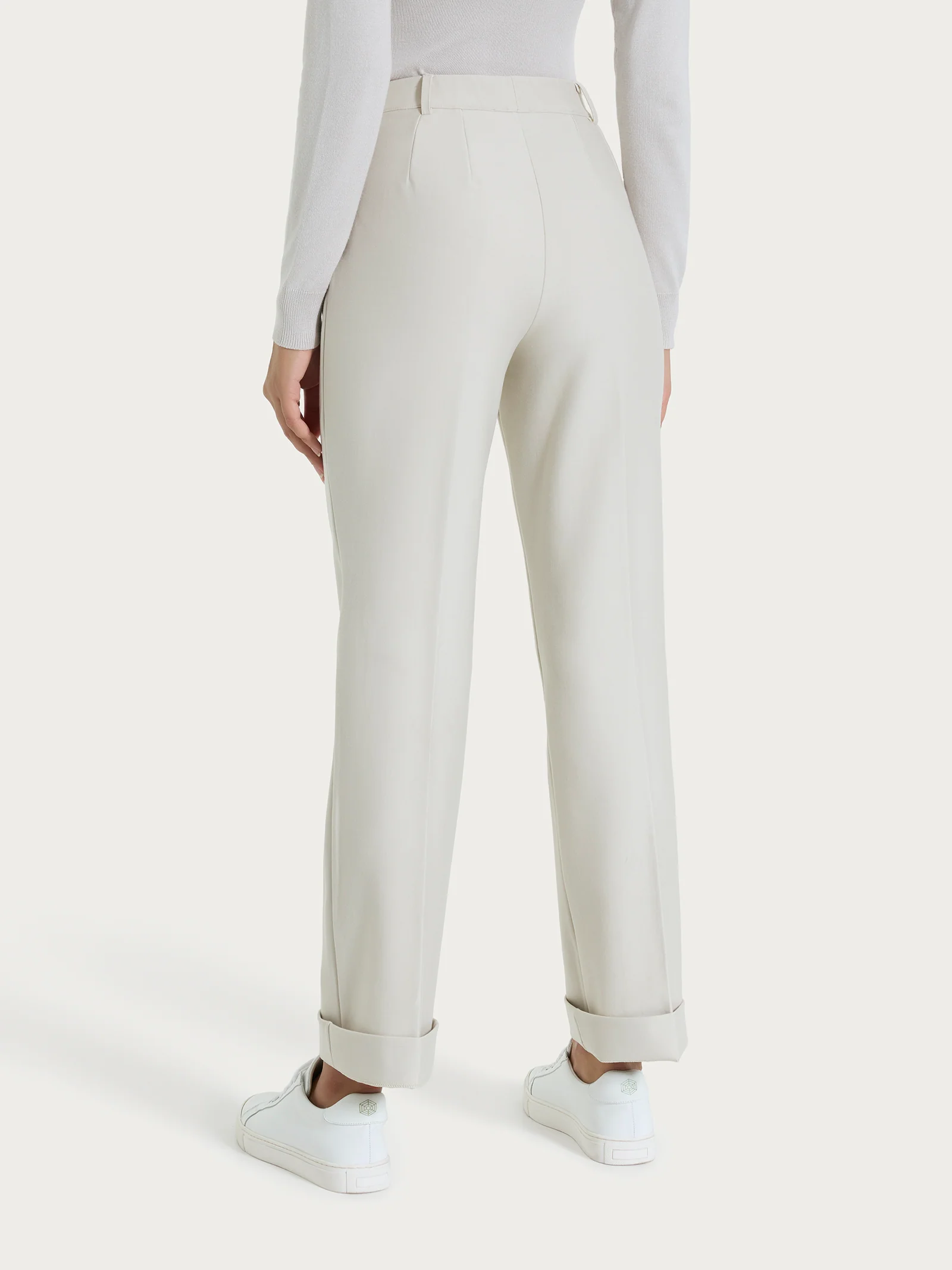 Pantalone ampio con tasche e risvolto in Compact - Champignon - Image 8