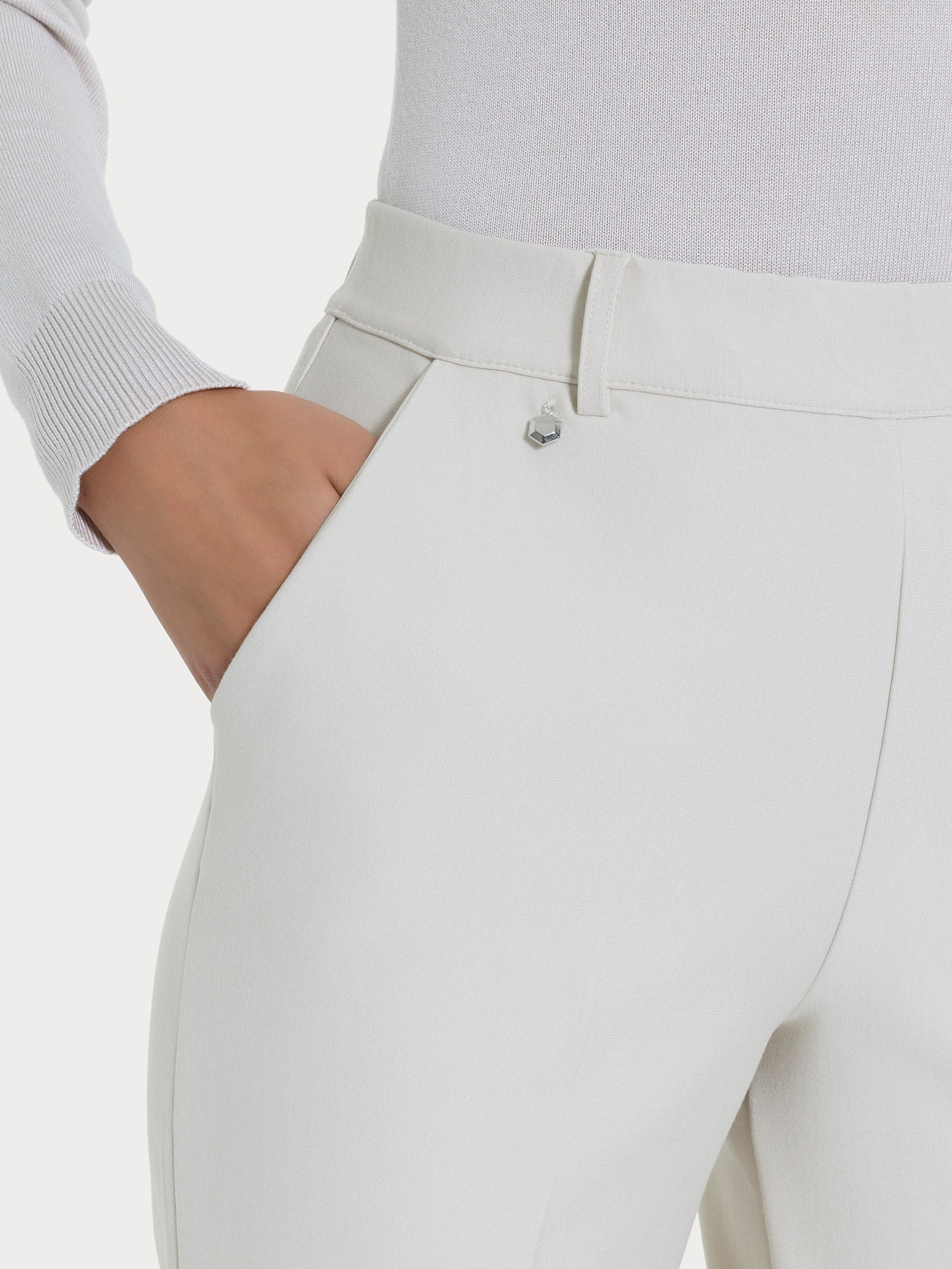 Pantalone ampio con tasche e risvolto in Compact - Champignon - Image 9