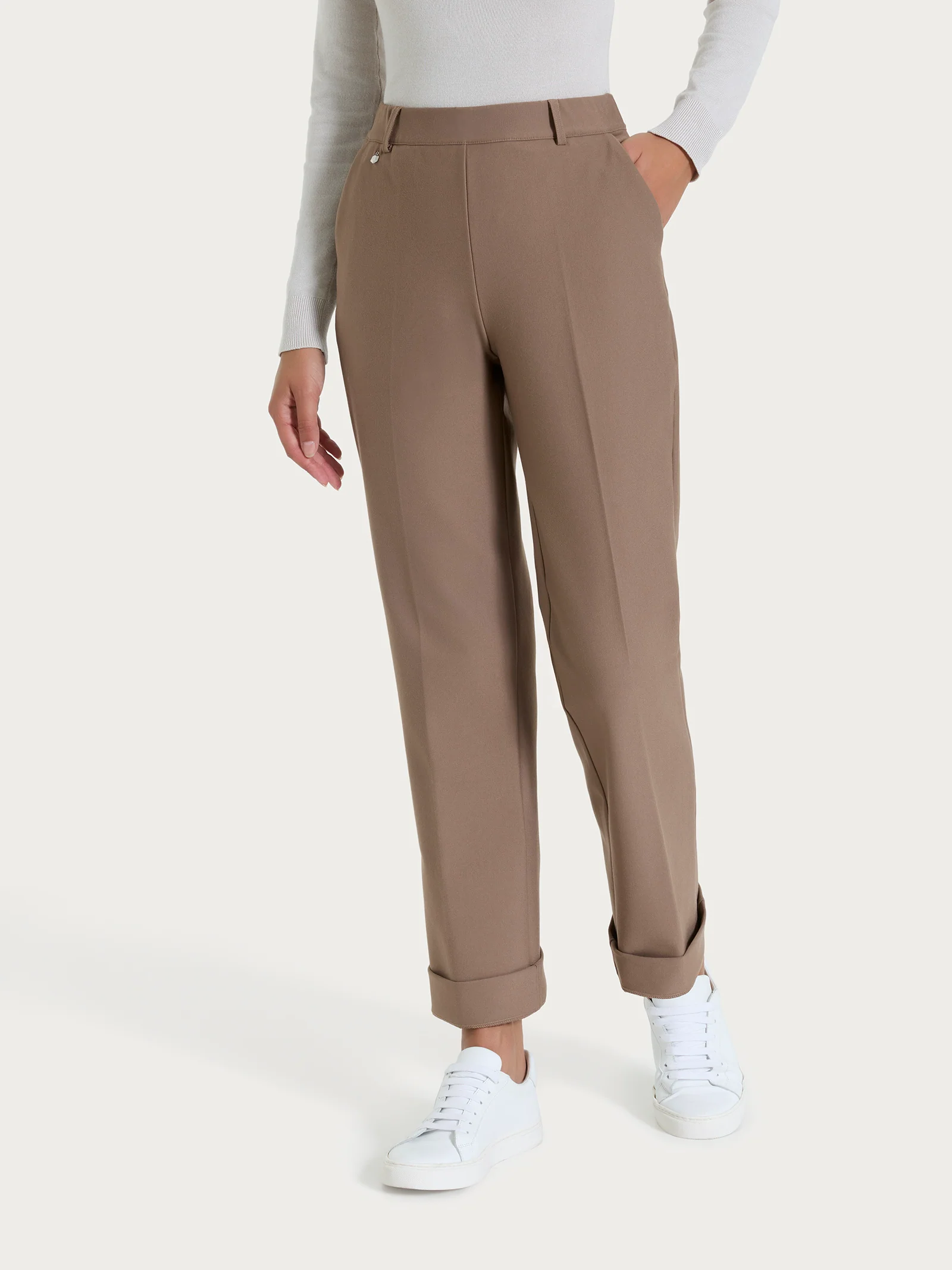 Pantalone ampio con tasche e risvolto in Compact - Pine Bark - Image 2