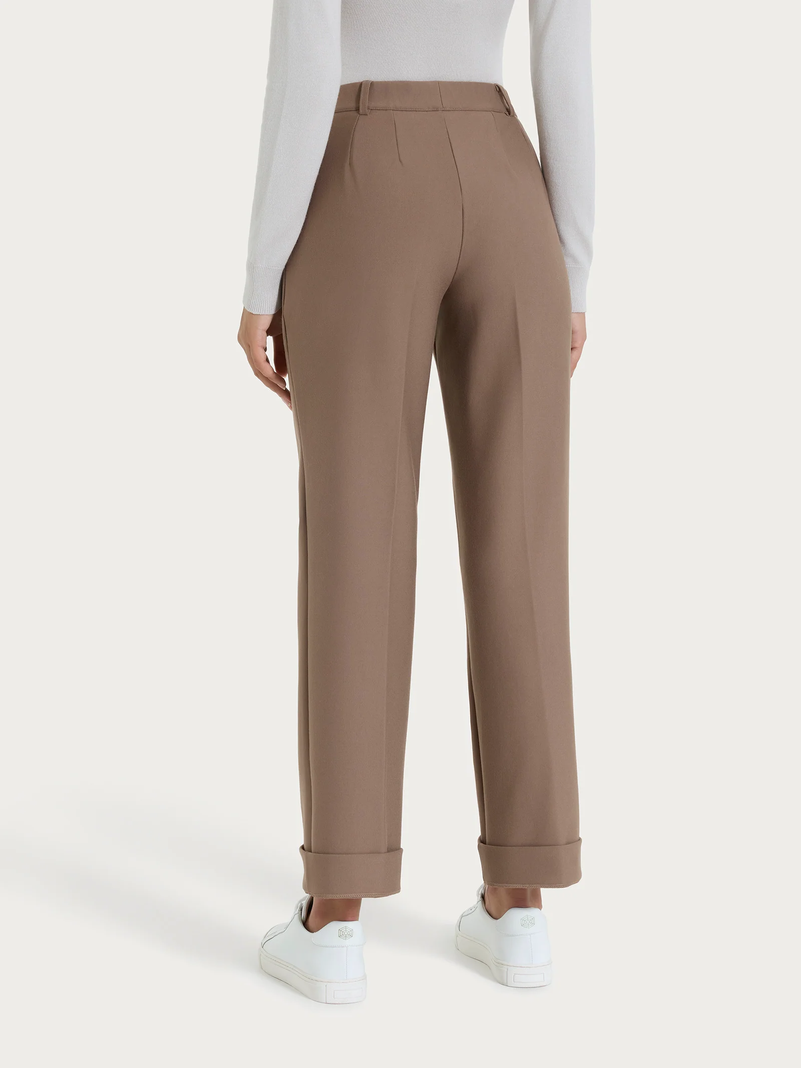 Pantalone ampio con tasche e risvolto in Compact - Pine Bark - Image 4