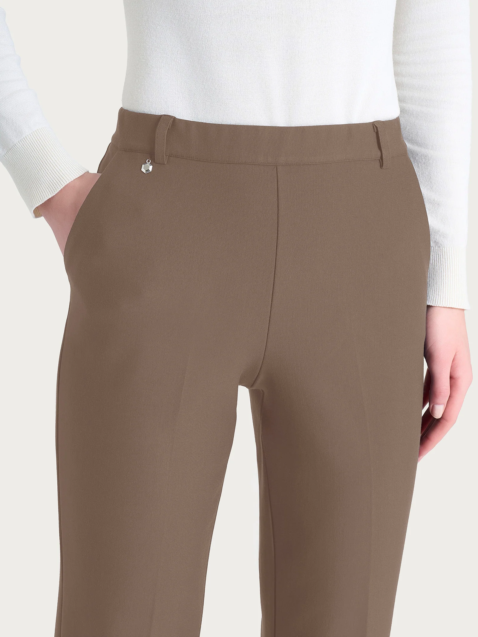 Pantalone ampio con tasche e risvolto in Compact - Pine Bark - Image 5