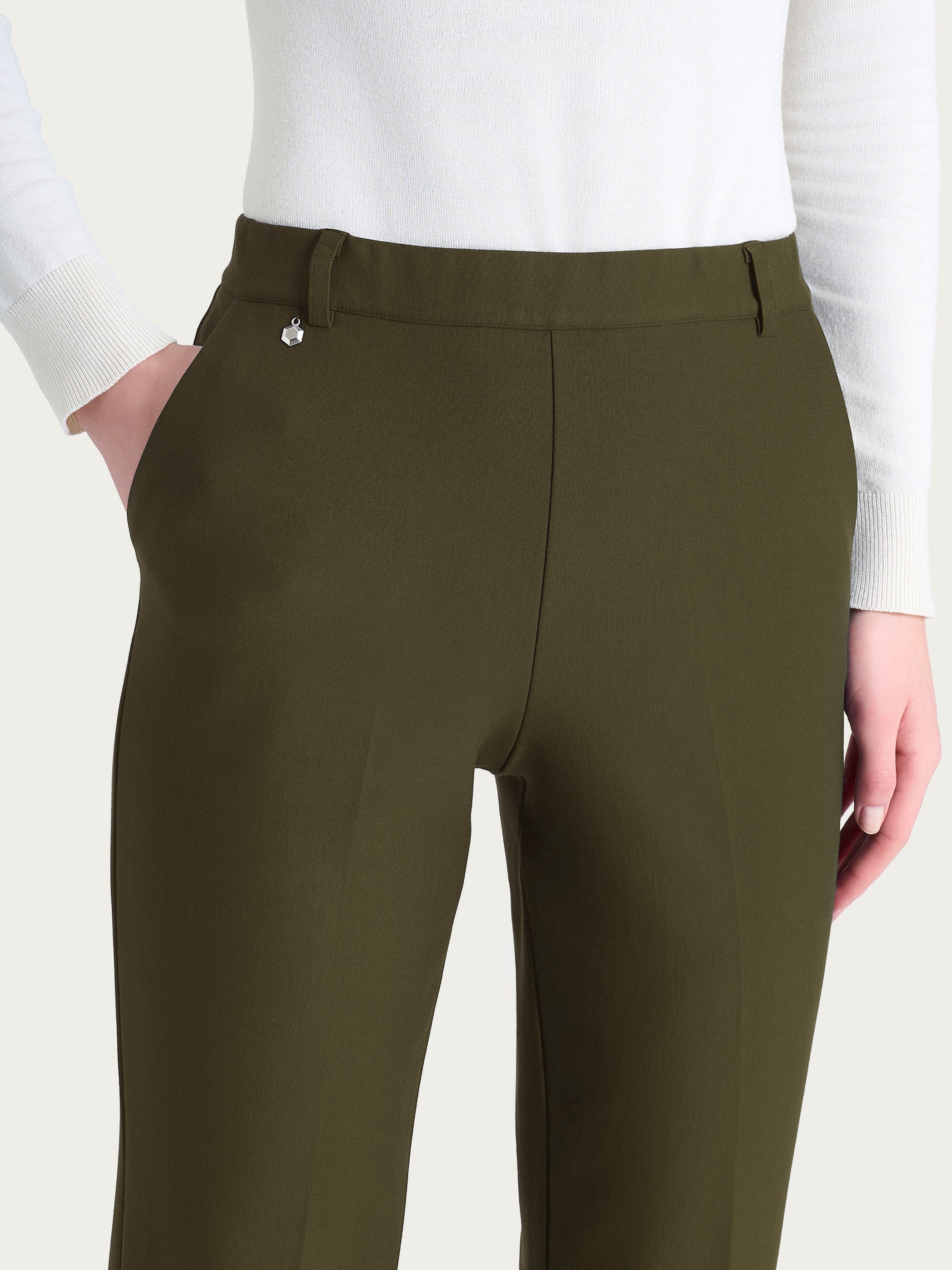 Pantalone ampio con tasche e risvolto in Compact - Dark Olive - Image 5