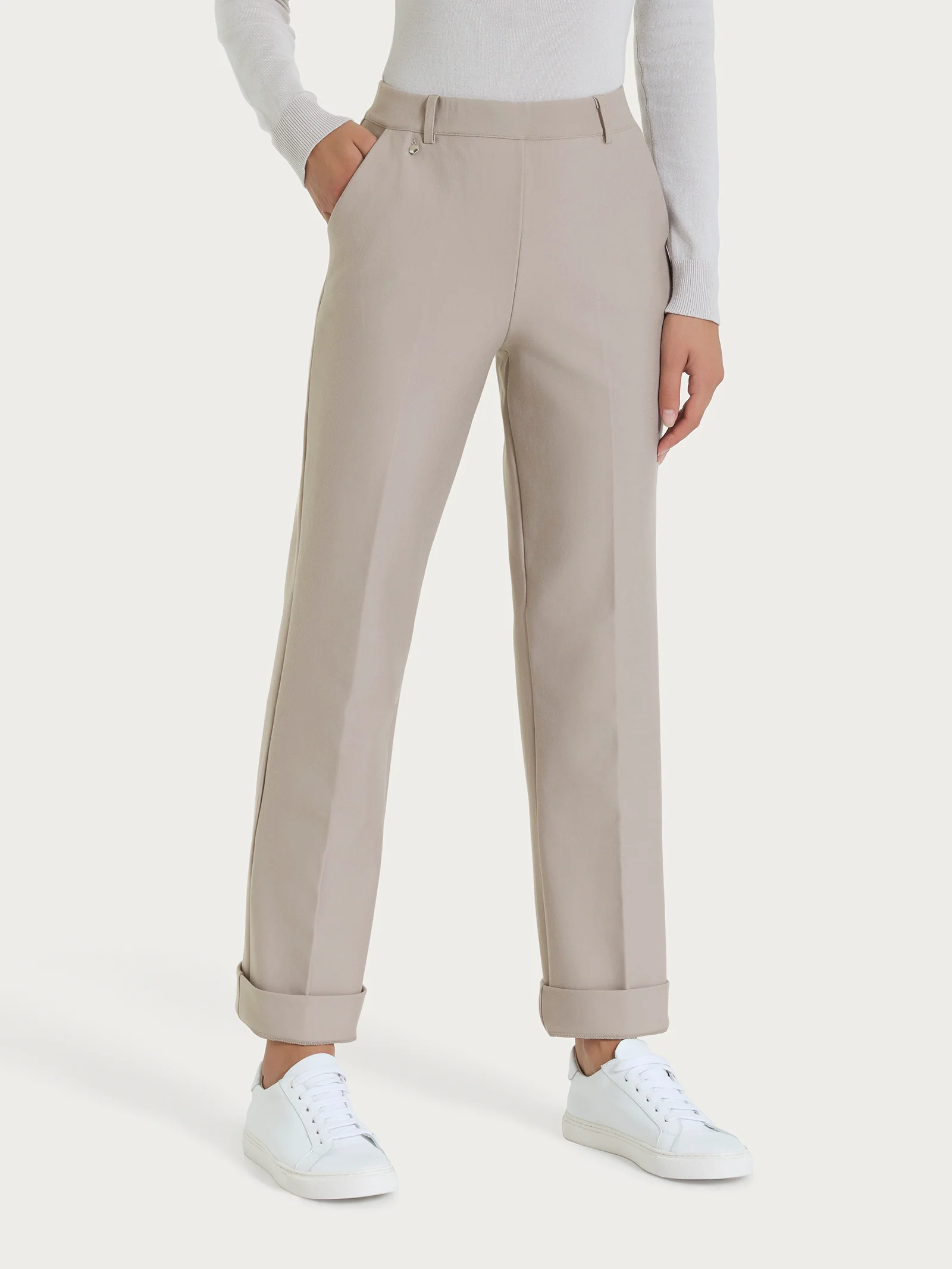 Pantalone ampio con tasche e risvolto in Compact - String