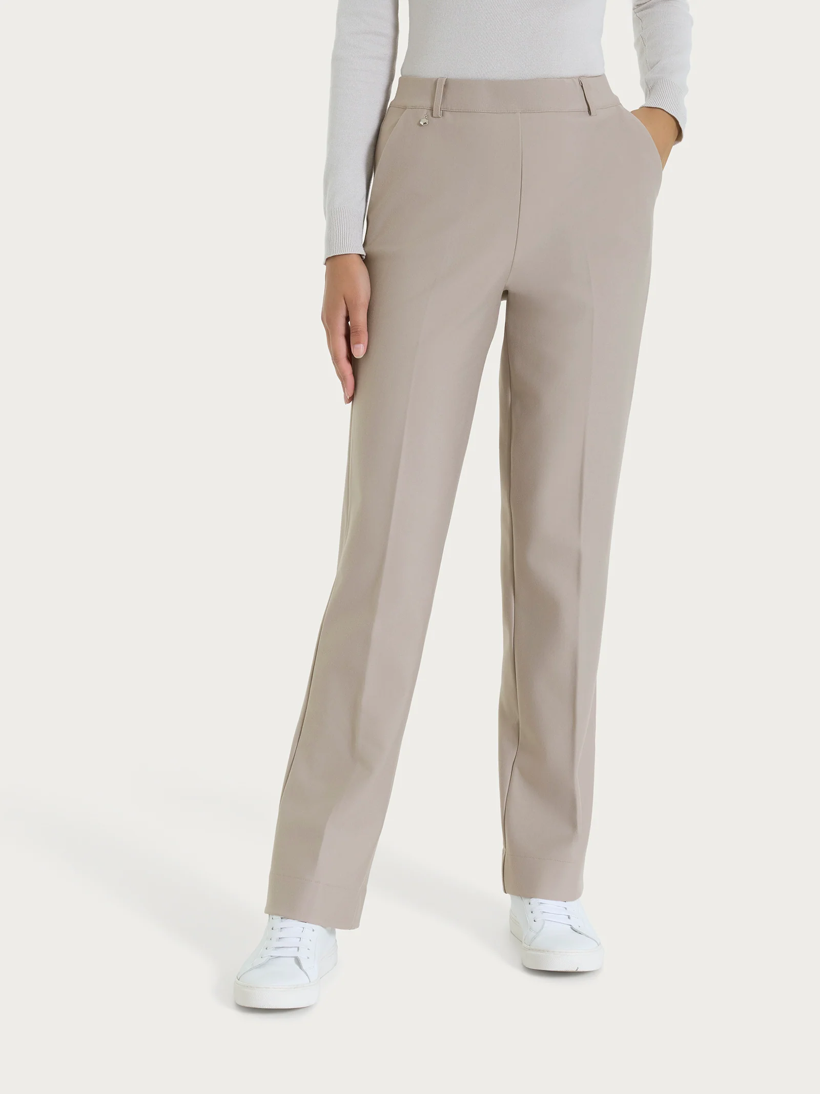 Pantalone ampio con tasche e risvolto in Compact - String - Image 2