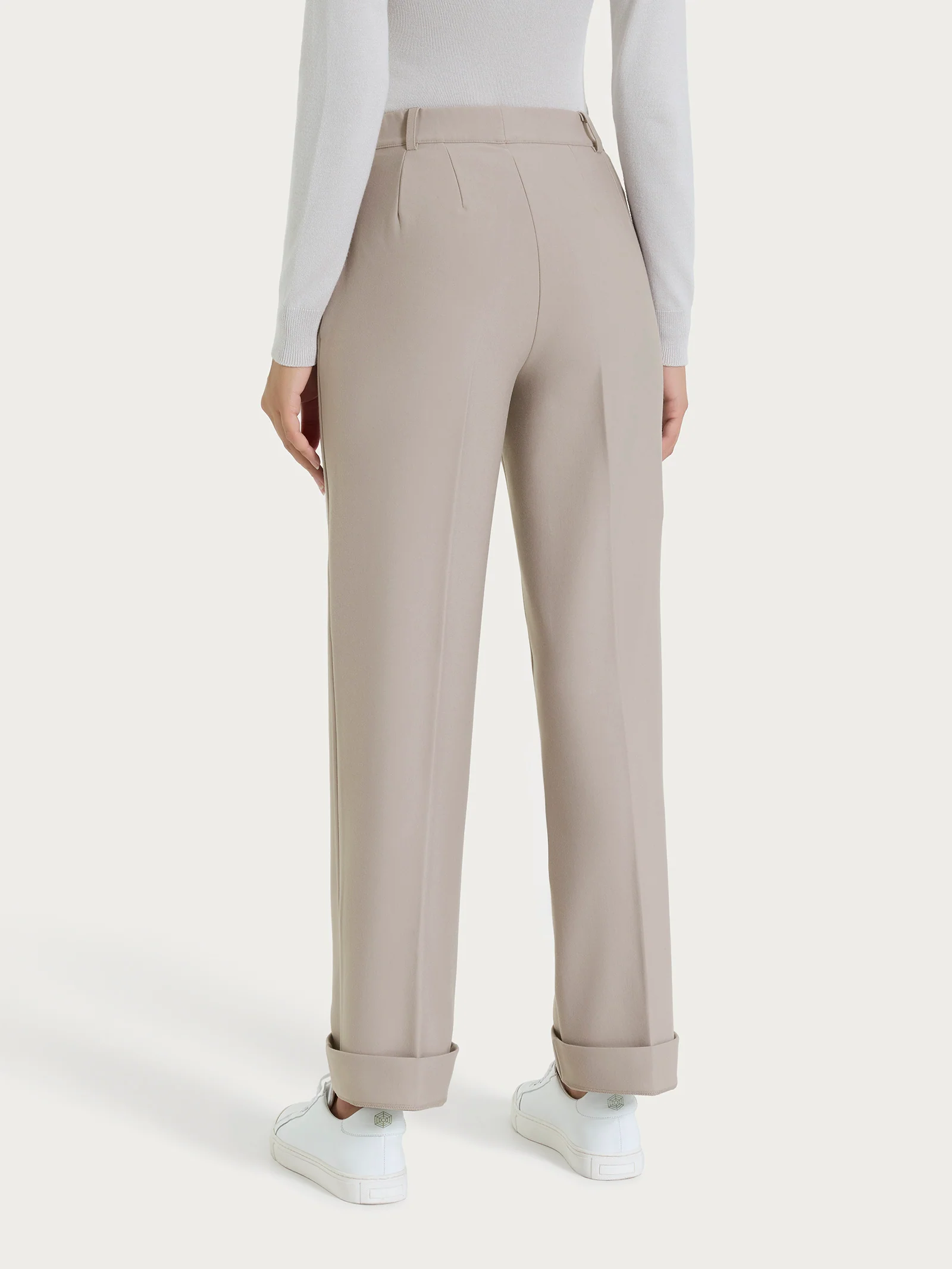Pantalone ampio con tasche e risvolto in Compact - String - Image 4
