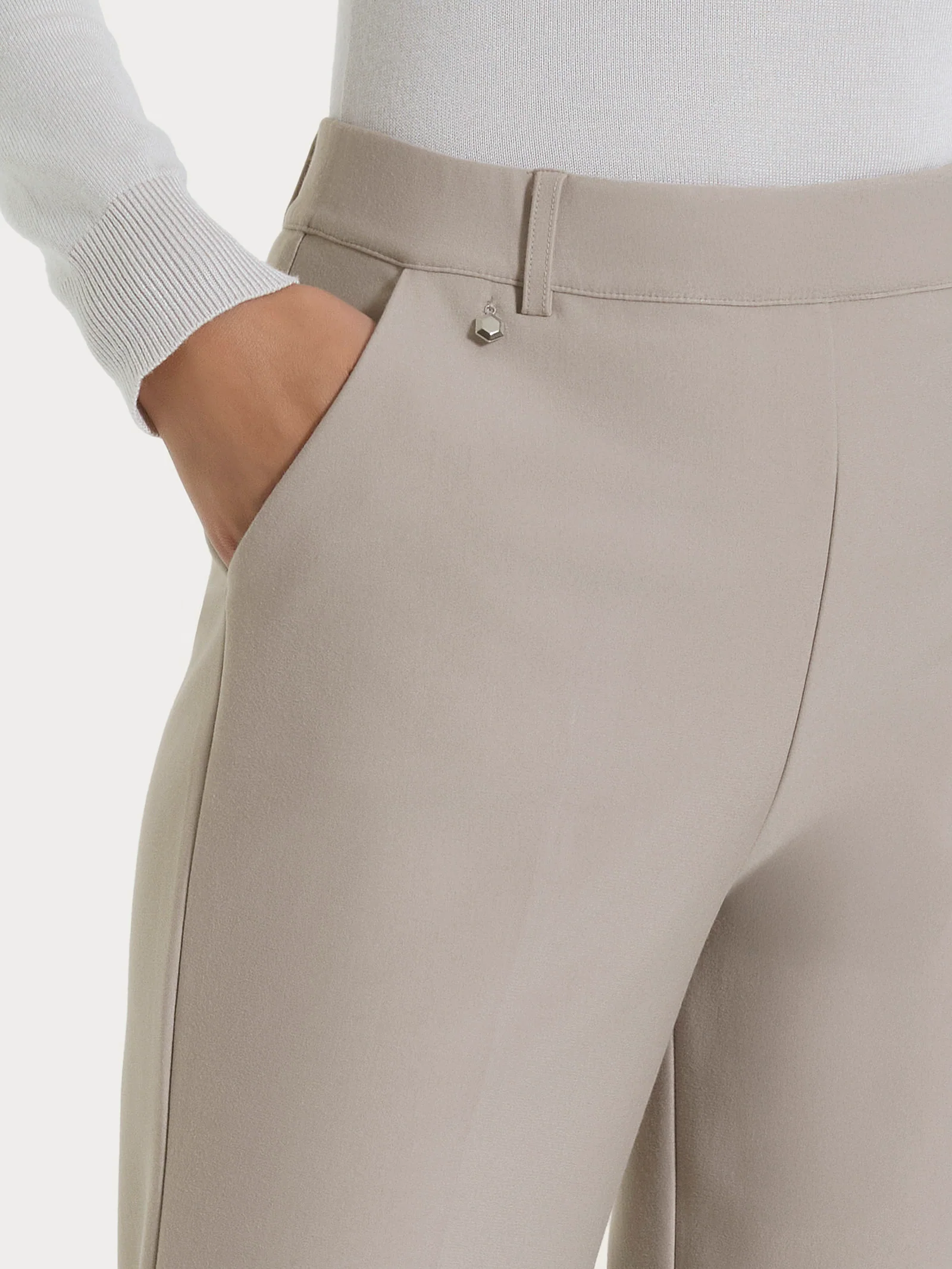 Pantalone ampio con tasche e risvolto in Compact - String - Image 5