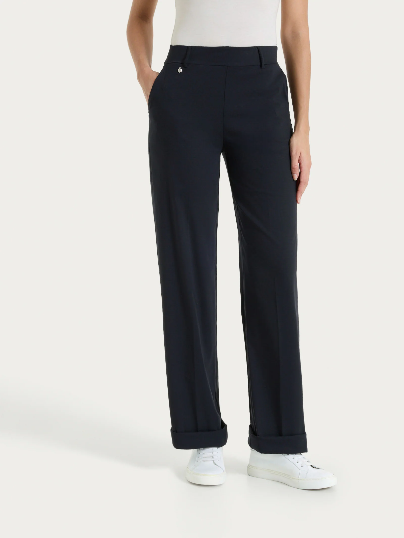 Pantalone ampio con tasche e risvolto in Super Fresh - Nero - Image 3