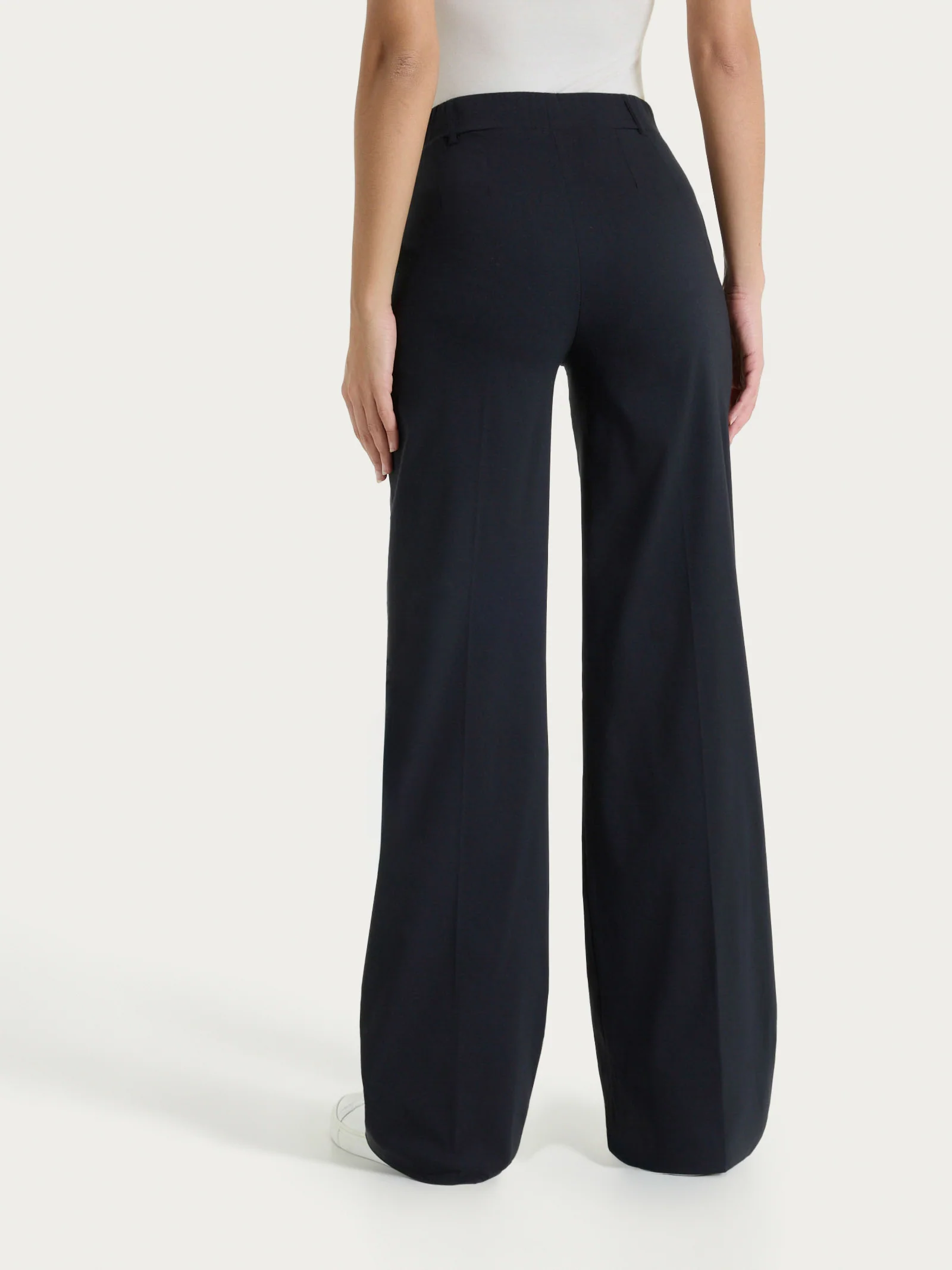 Pantalone ampio con tasche e risvolto in Super Fresh - Nero - Image 4