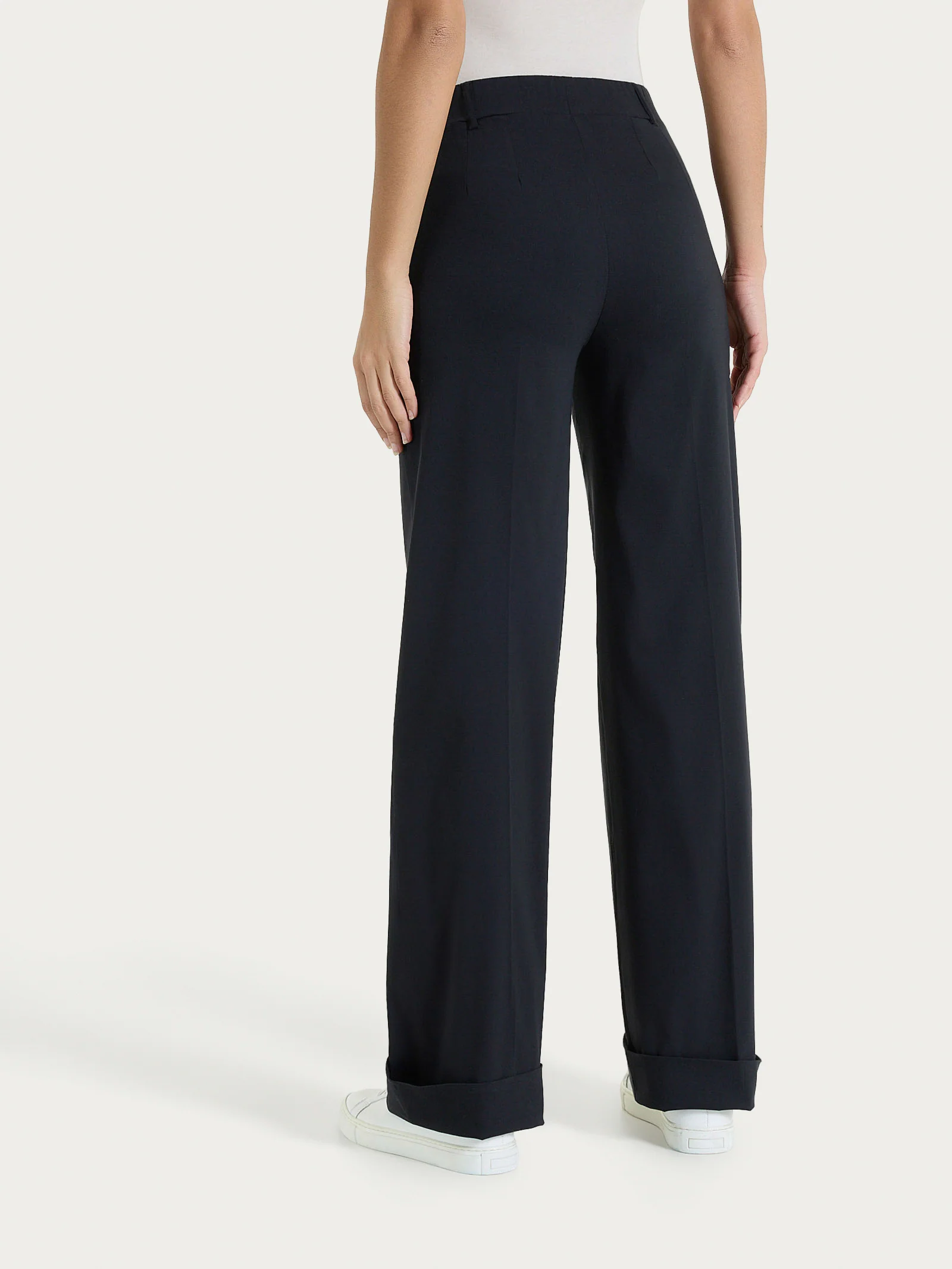 Pantalone ampio con tasche e risvolto in Super Fresh - Nero - Image 5