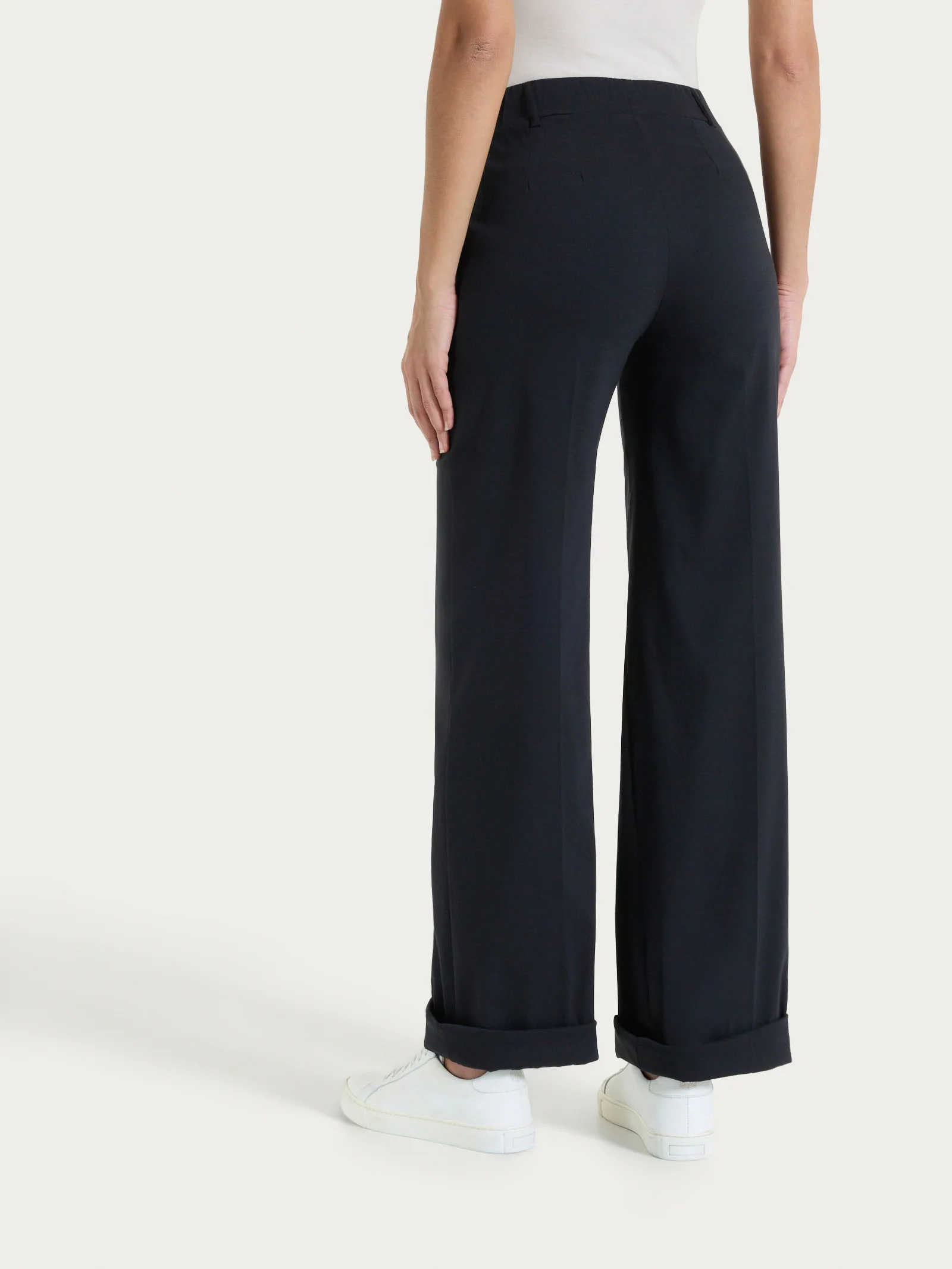 Pantalone ampio con tasche e risvolto in Super Fresh - Nero - Image 6