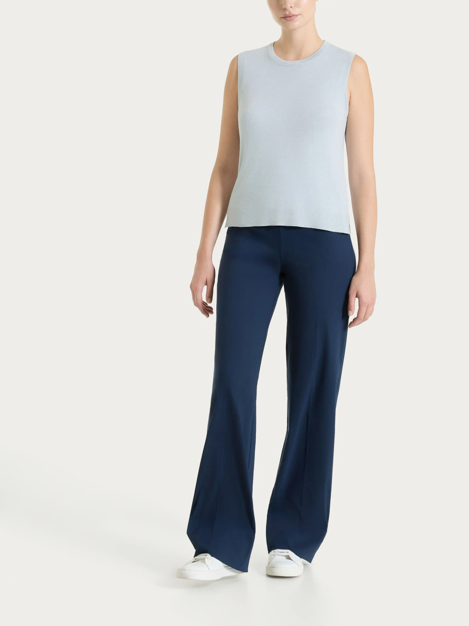 Pantalone ampio con tasche e risvolto in Super Fresh - Bleu - Image 4