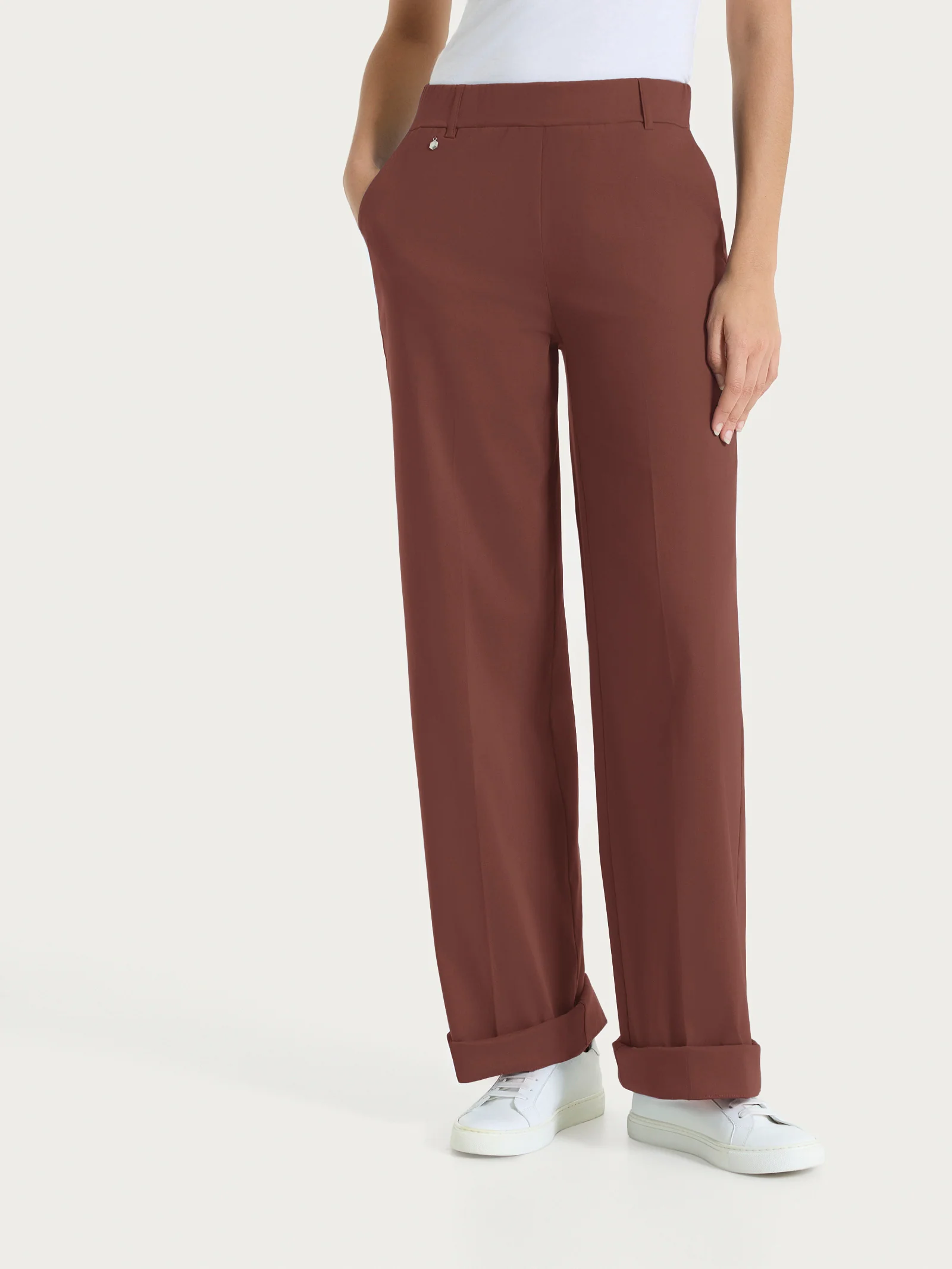 Pantalone ampio con tasche e risvolto in Super Fresh - Cappuccino - Image 2