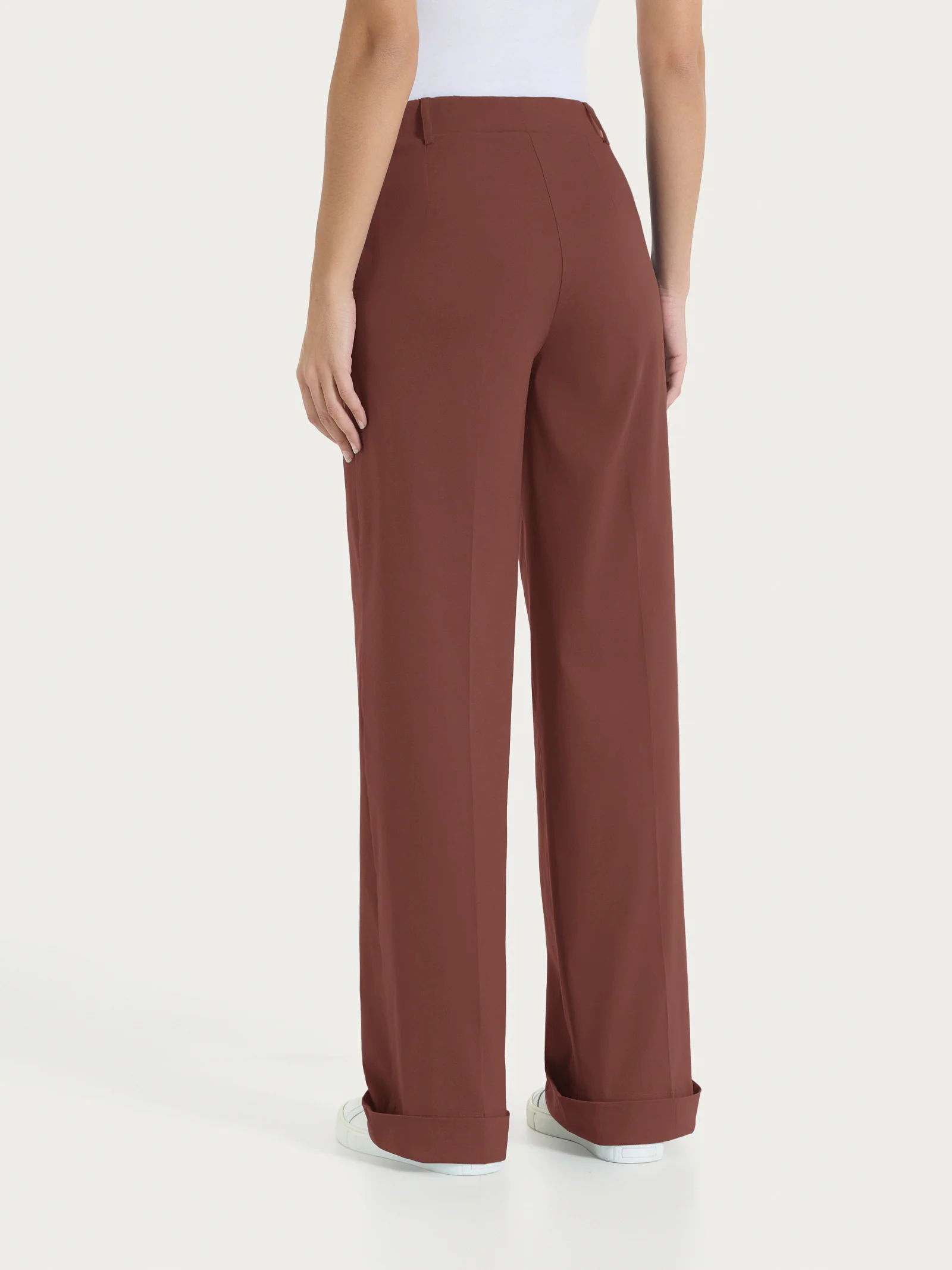 Pantalone ampio con tasche e risvolto in Super Fresh - Cappuccino - Image 4