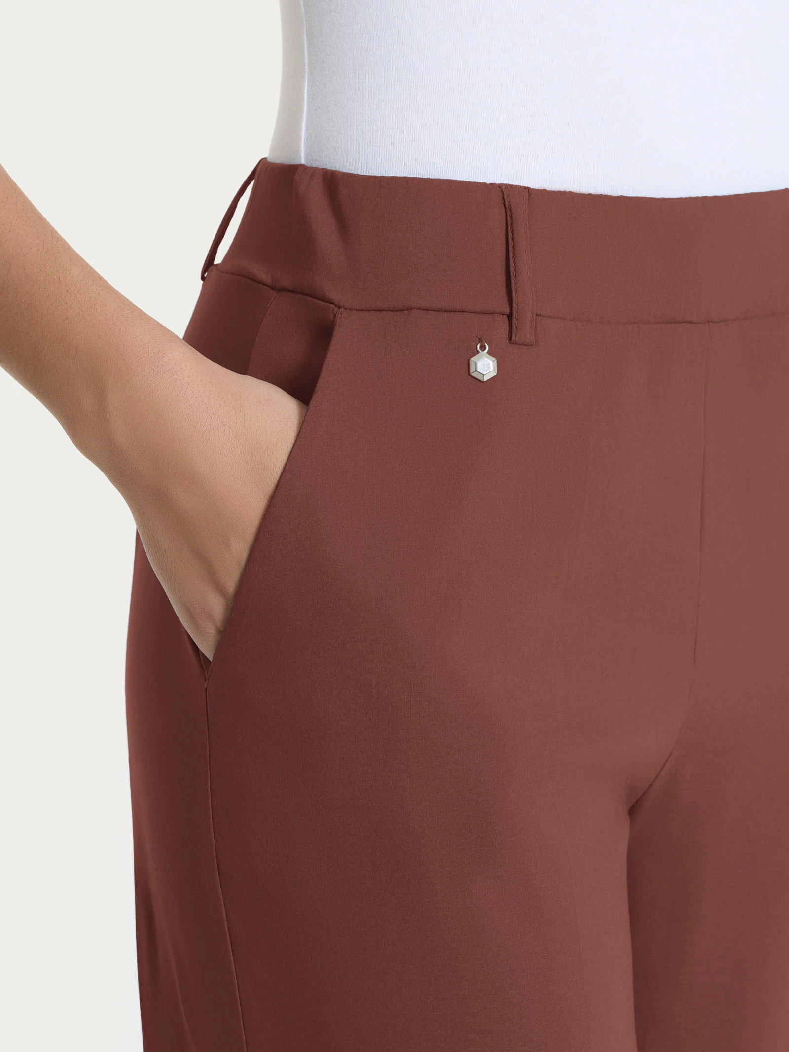 Pantalone ampio con tasche e risvolto in Super Fresh - Cappuccino - Image 5