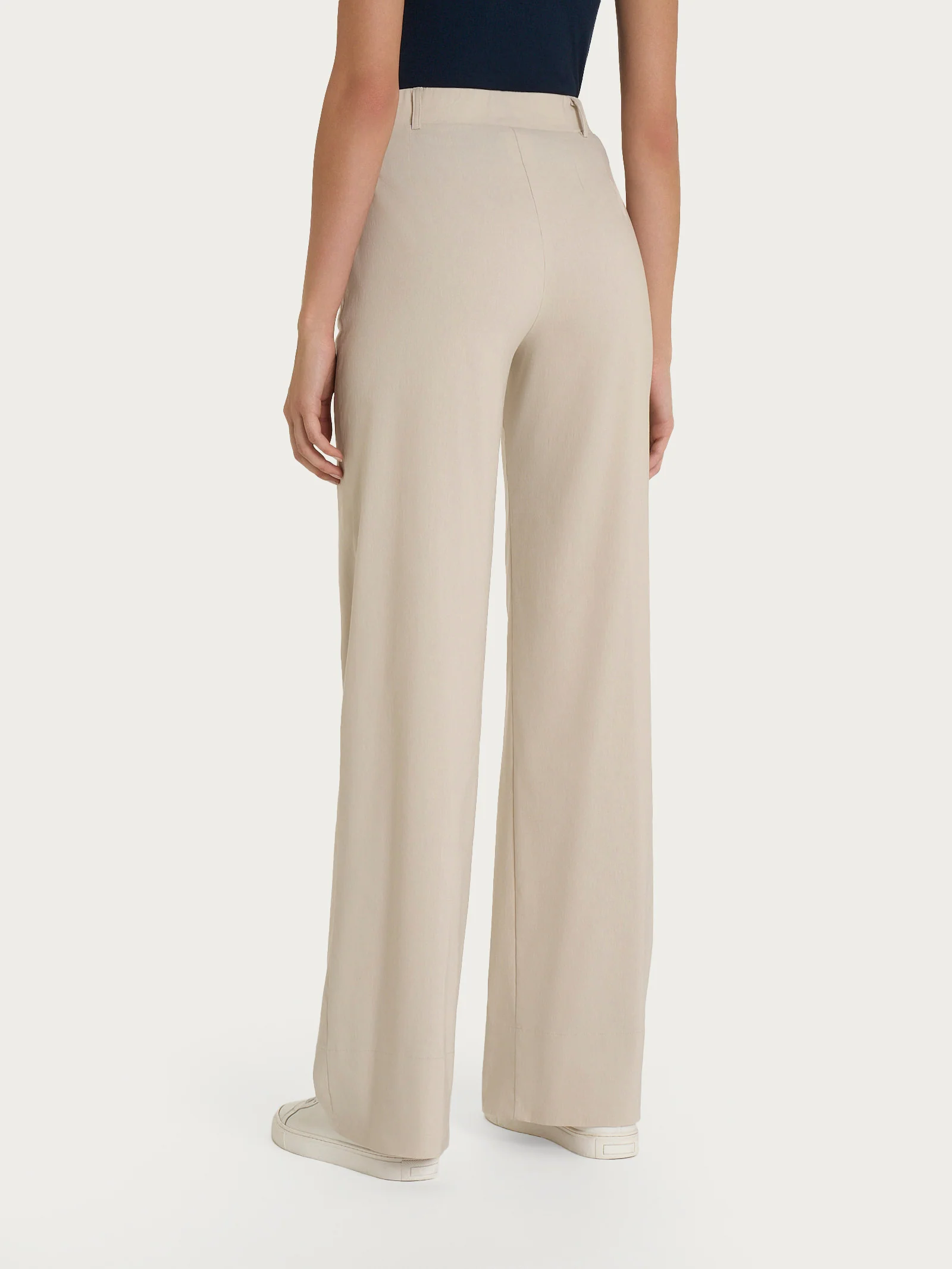 Pantalone ampio con tasche e risvolto in Super Fresh - Champignon - Image 3