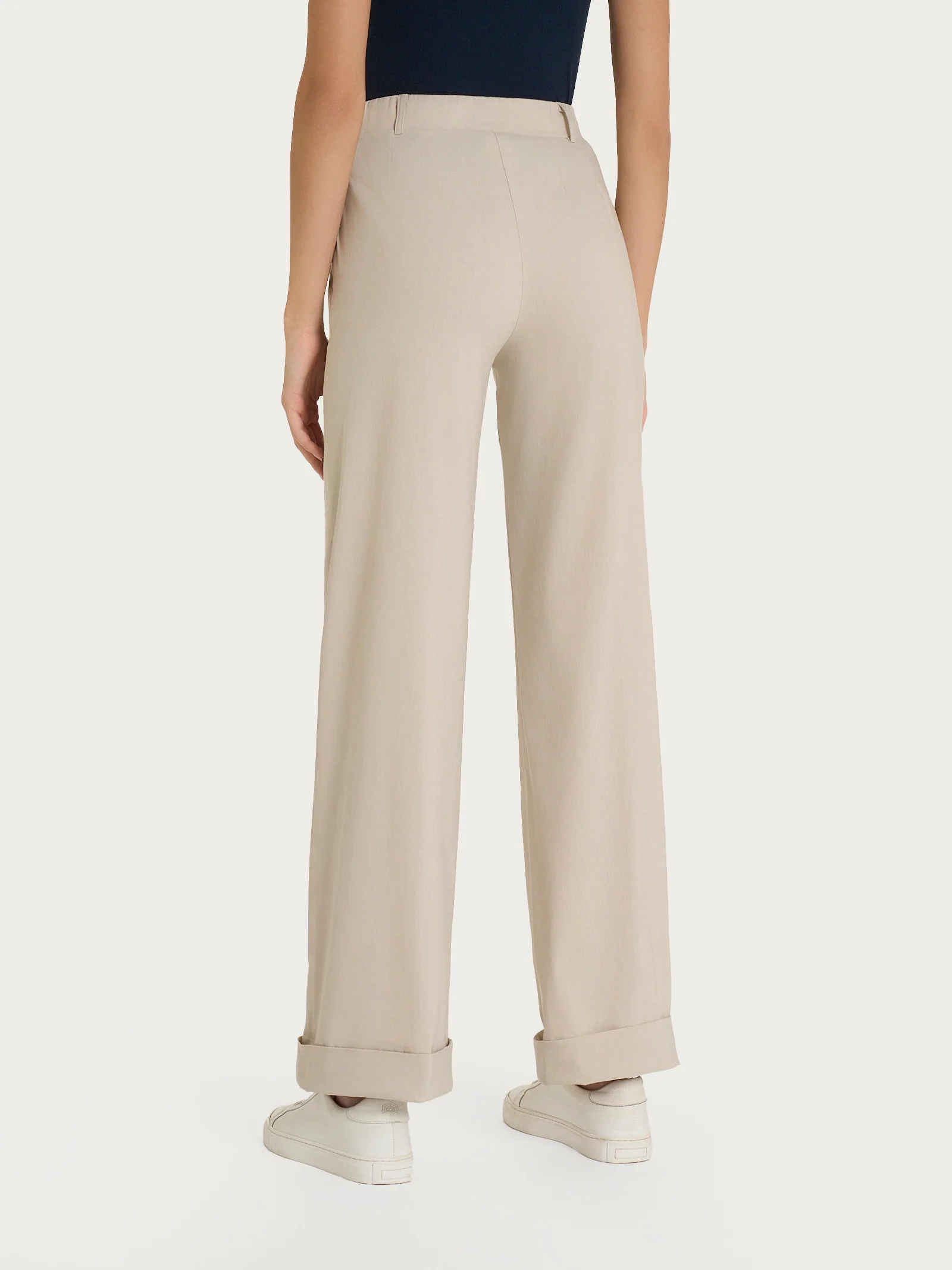 Pantalone ampio con tasche e risvolto in Super Fresh - Champignon - Image 4
