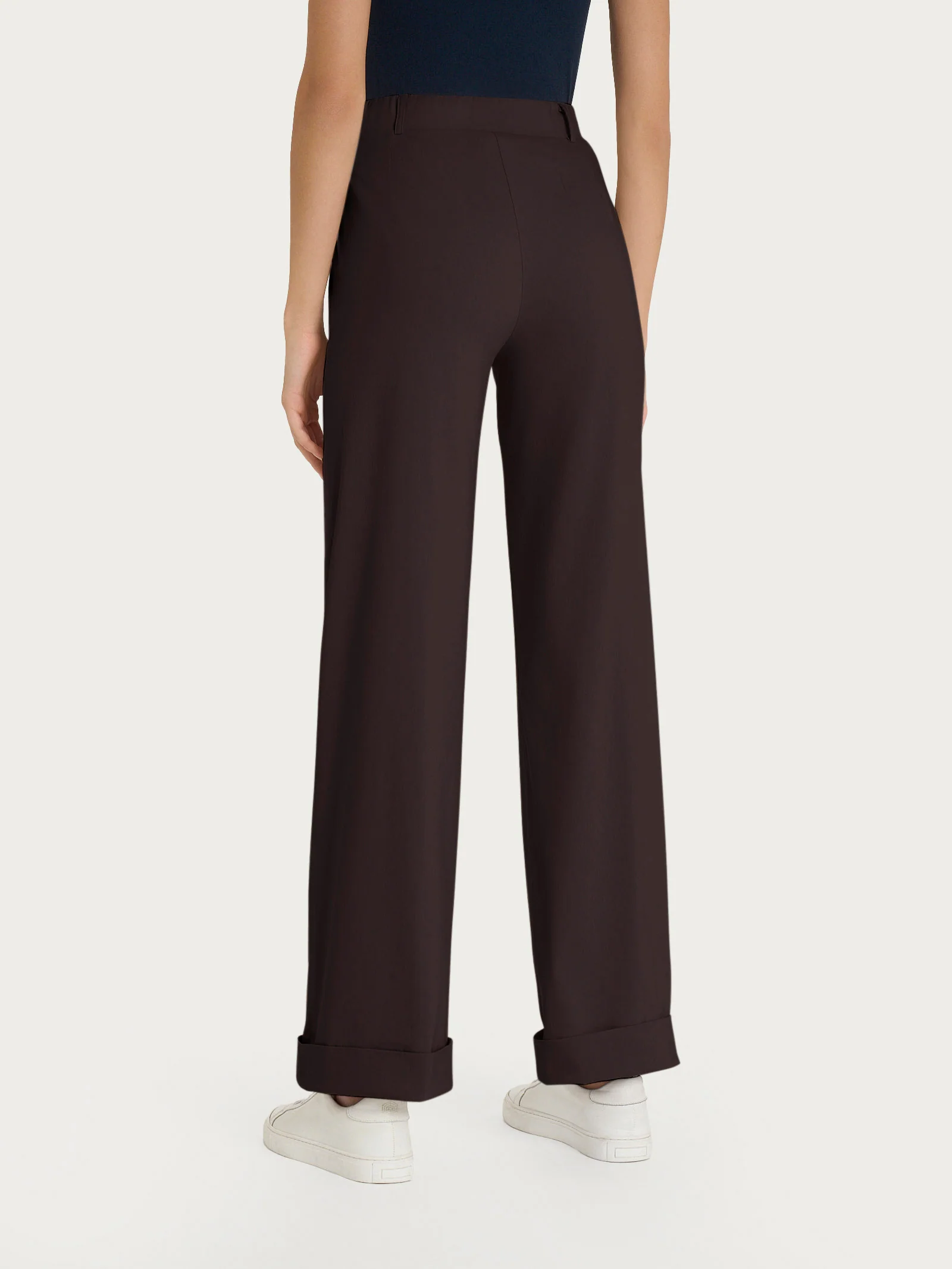 Pantalone ampio con tasche e risvolto in Super Fresh - Chocolate Torte - Image 2