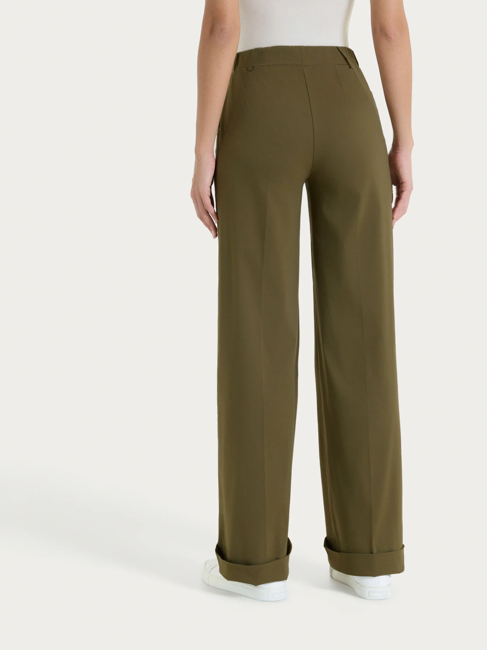 Pantalone ampio con tasche e risvolto in Super Fresh - Dark Olive - Image 5