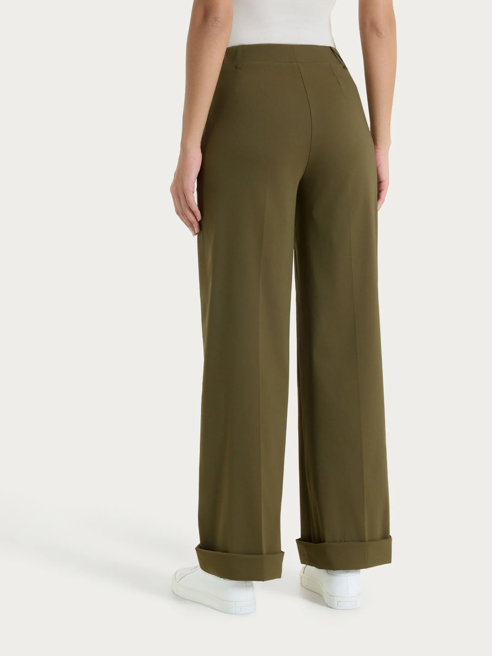 Pantalone ampio con tasche e risvolto in Super Fresh - Dark Olive - Image 6