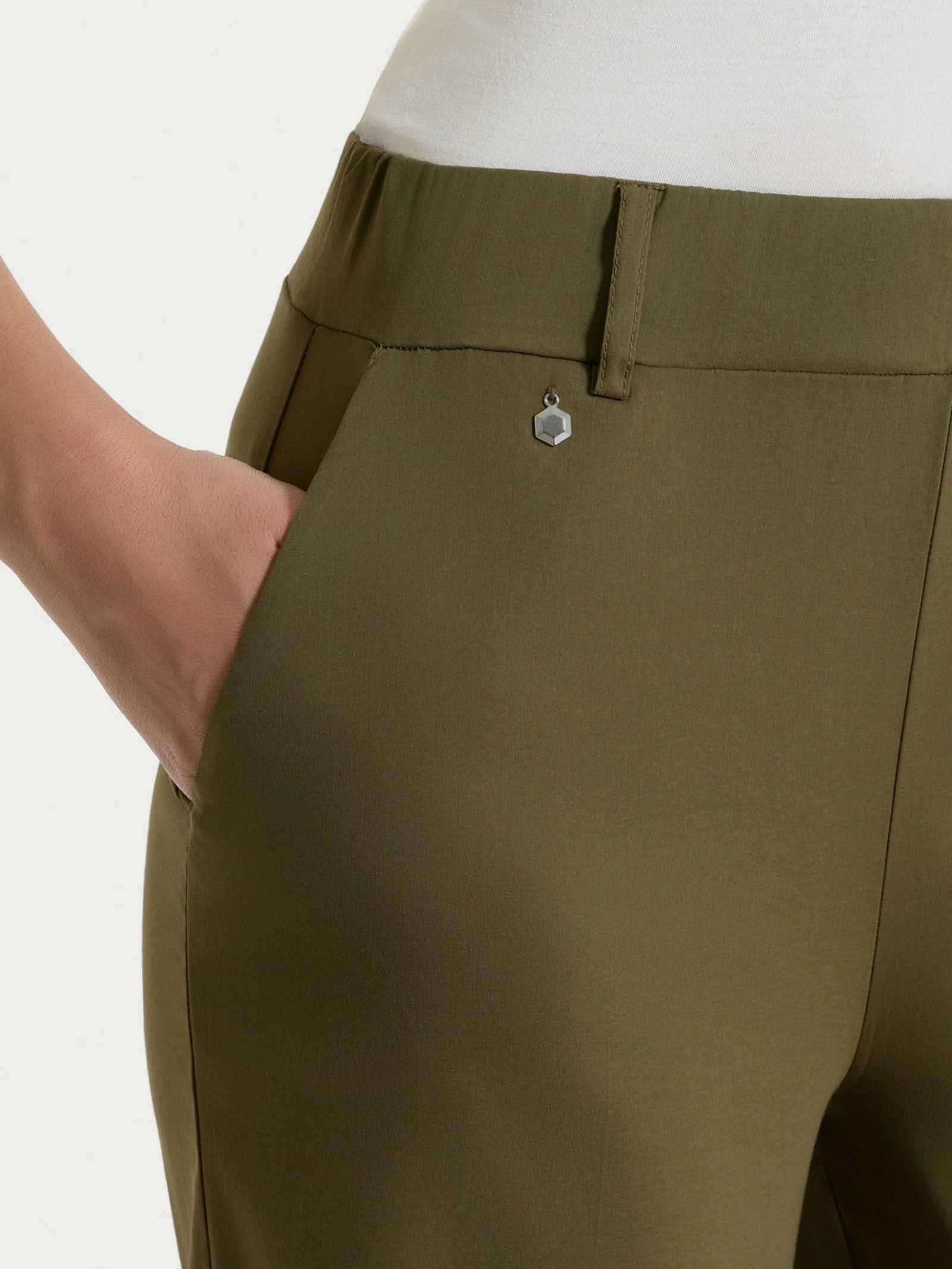 Pantalone ampio con tasche e risvolto in Super Fresh - Dark Olive - Image 7