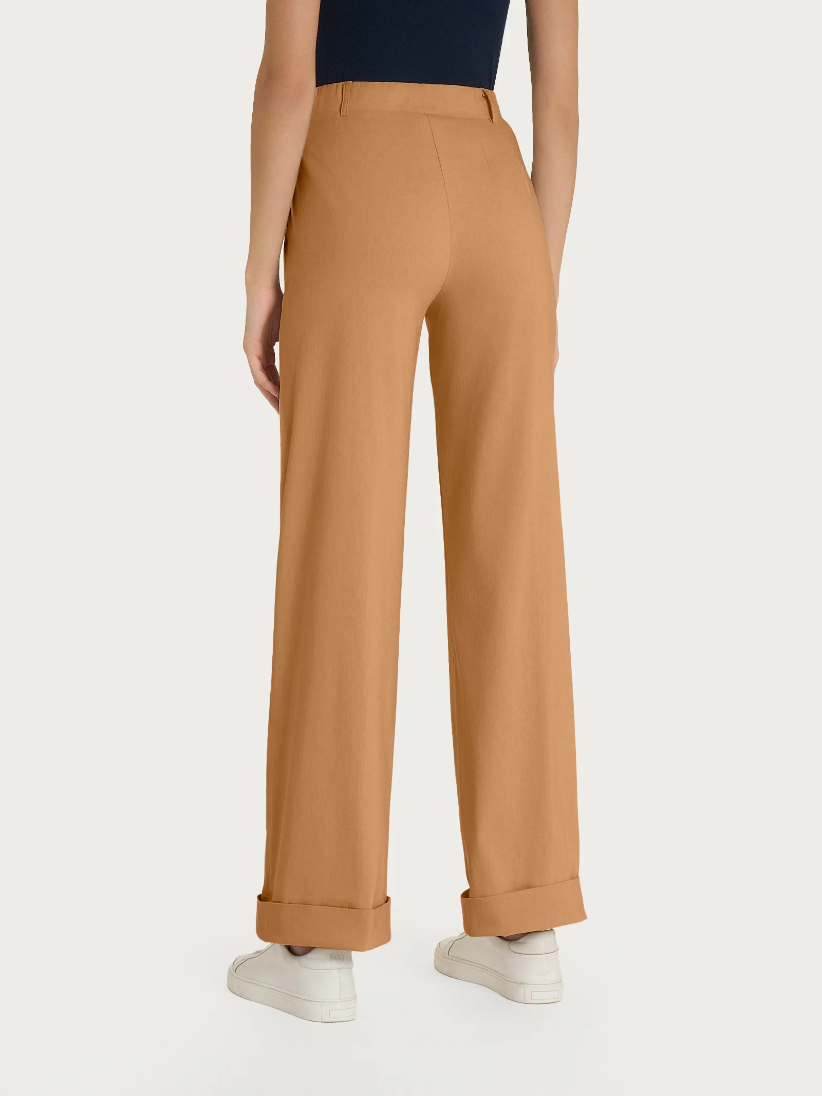 Pantalone ampio con tasche e risvolto in Super Fresh - Biscuit - Image 2