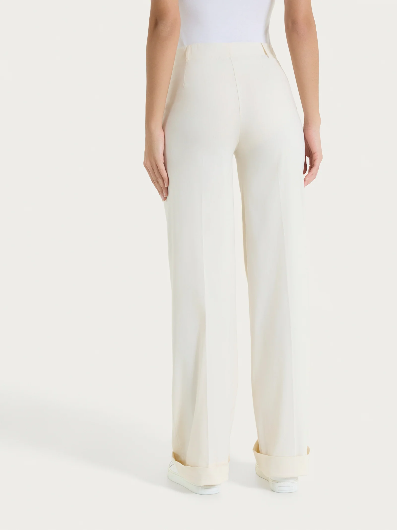 Pantalone ampio con tasche e risvolto in Super Fresh - Whitecap Gray - Image 5