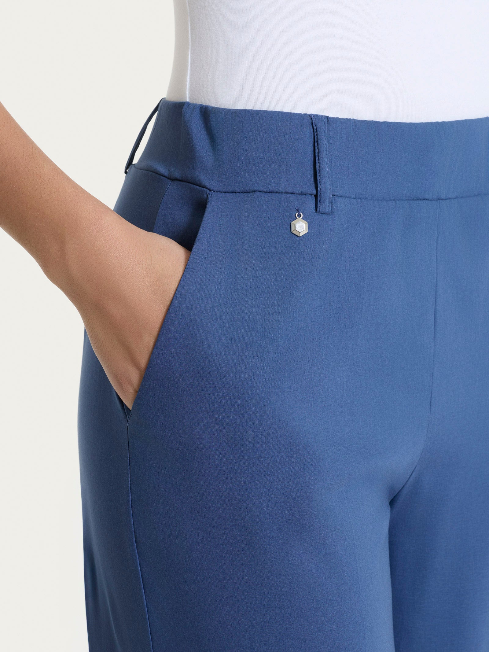 Pantalone ampio con tasche e risvolto in Super Fresh - Oceana - Image 5