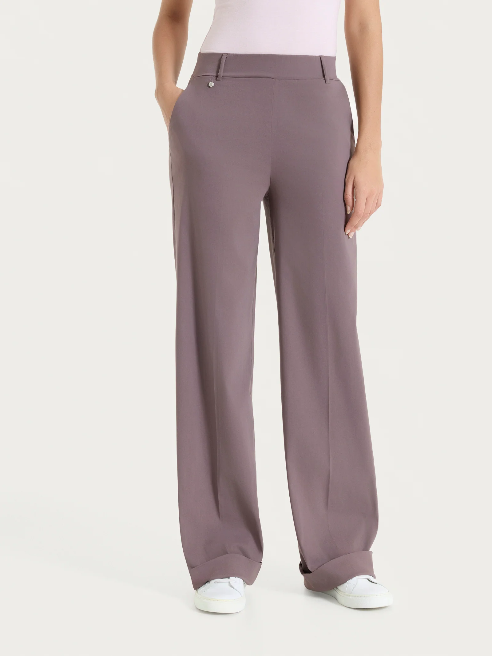 Pantalone ampio con tasche e risvolto in Super Fresh - Plum Truffle - Image 2