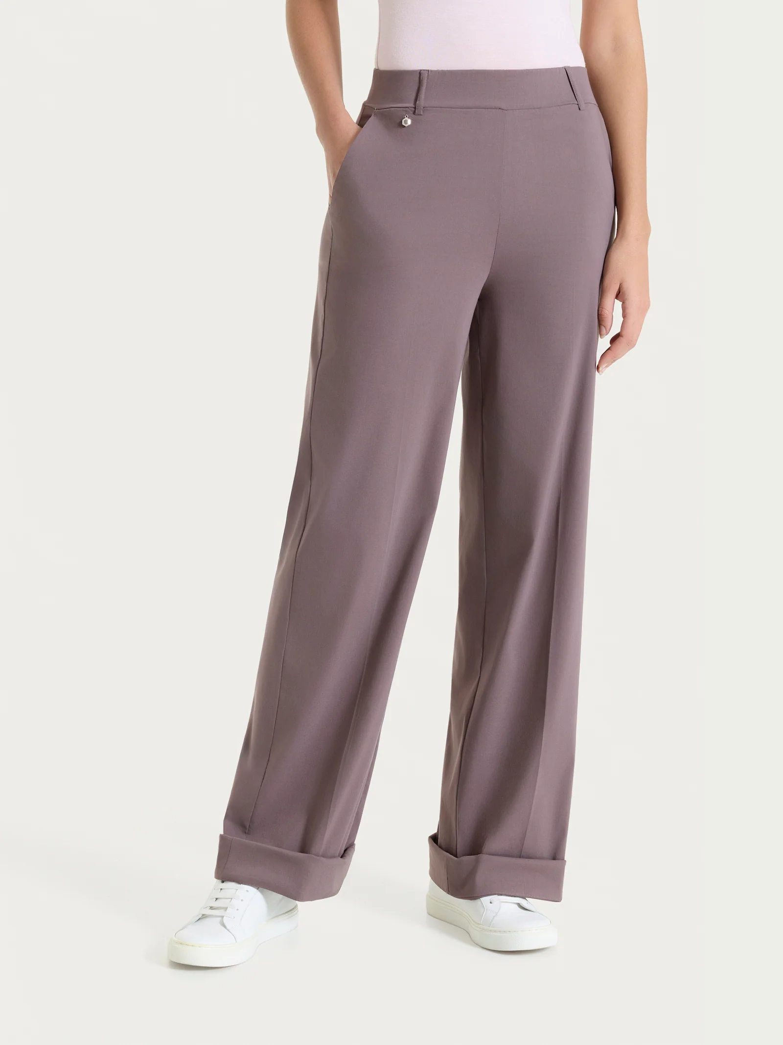 Pantalone ampio con tasche e risvolto in Super Fresh - Plum Truffle - Image 3