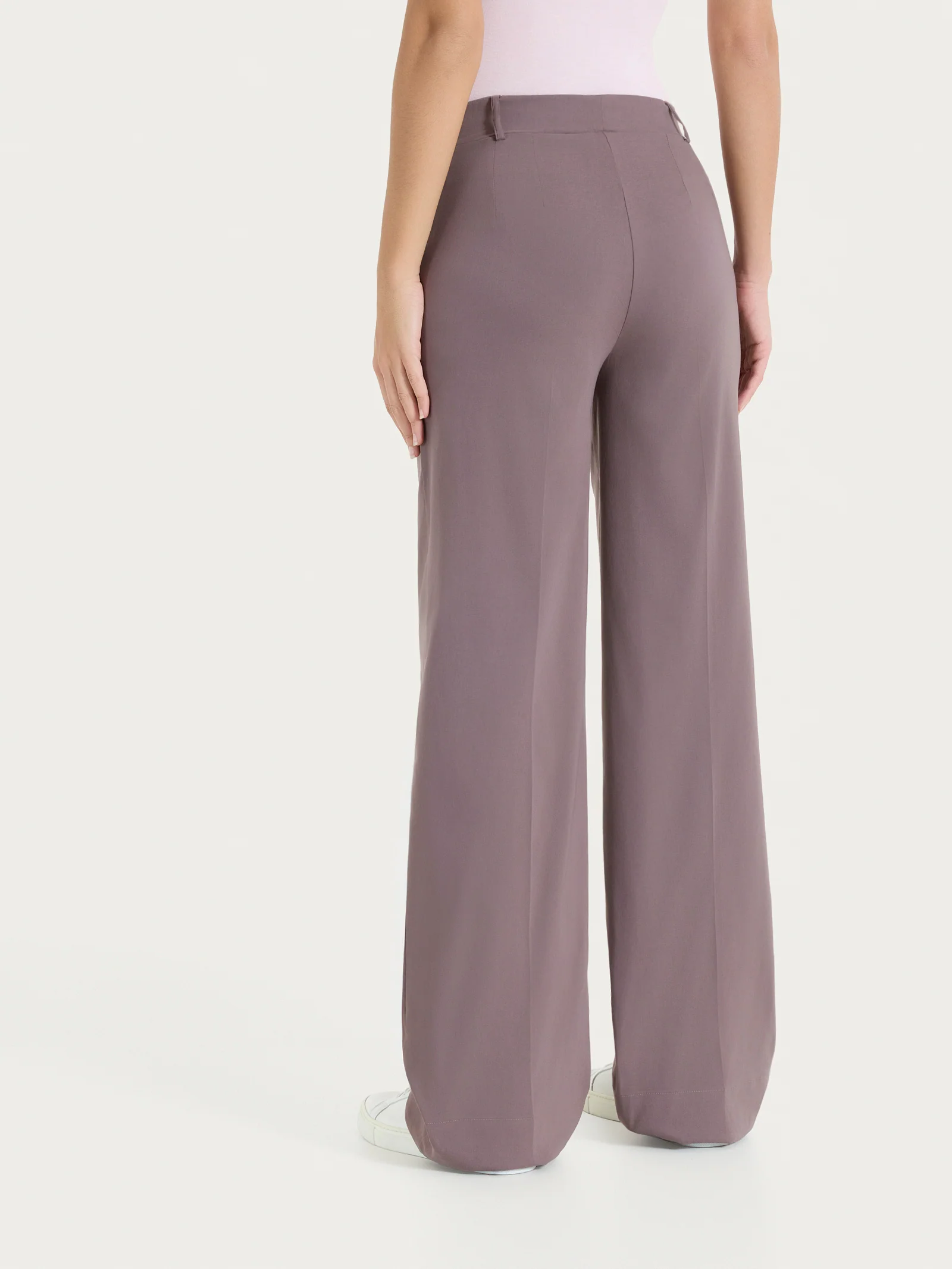Pantalone ampio con tasche e risvolto in Super Fresh - Plum Truffle - Image 4