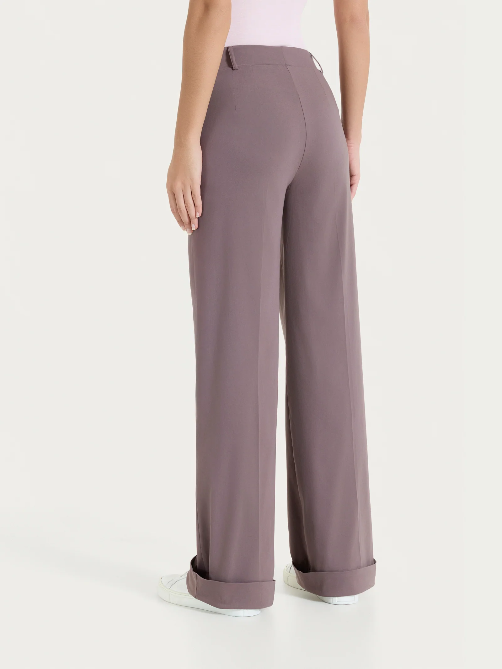 Pantalone ampio con tasche e risvolto in Super Fresh - Plum Truffle - Image 5