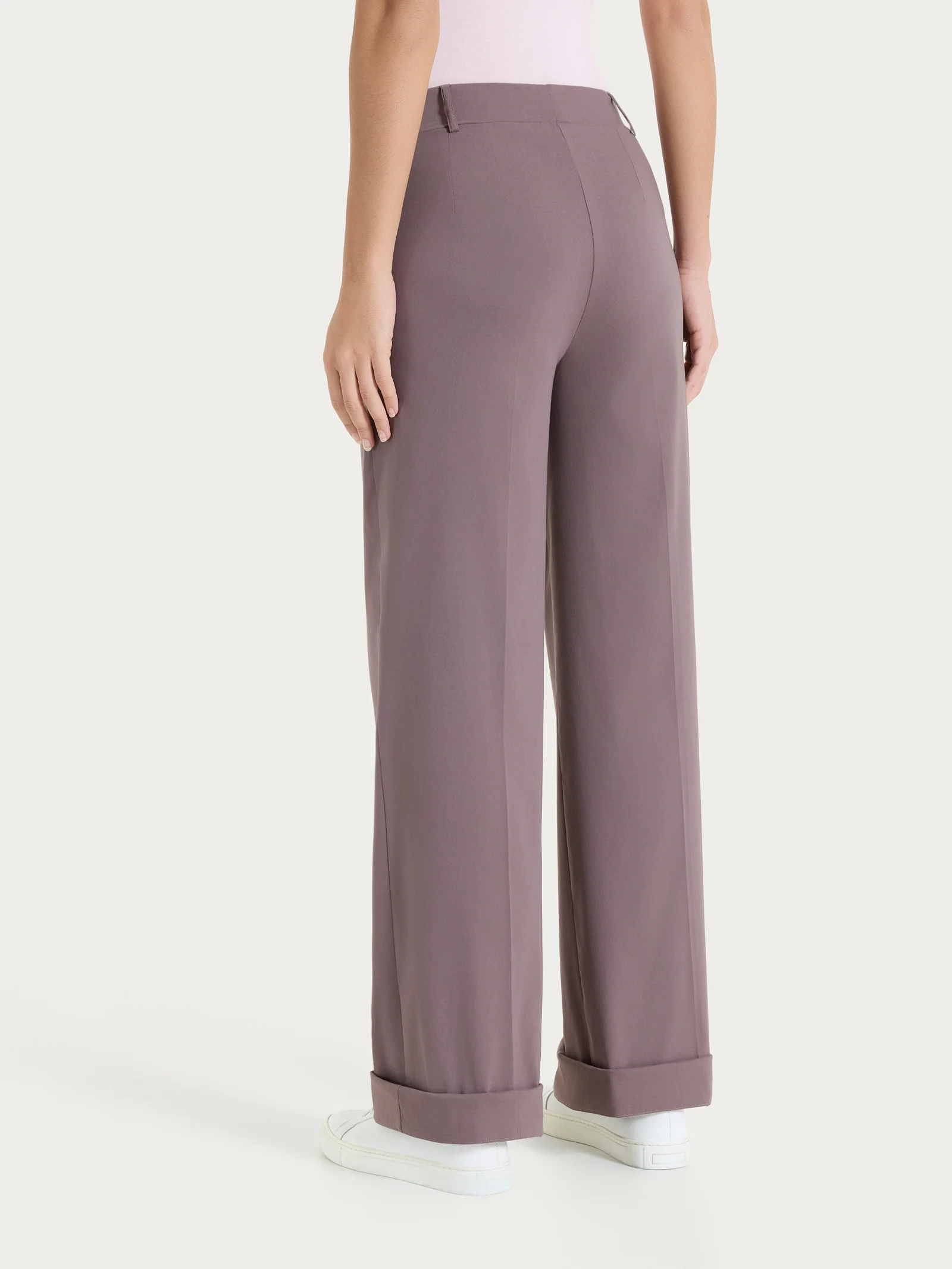 Pantalone ampio con tasche e risvolto in Super Fresh - Plum Truffle - Image 6