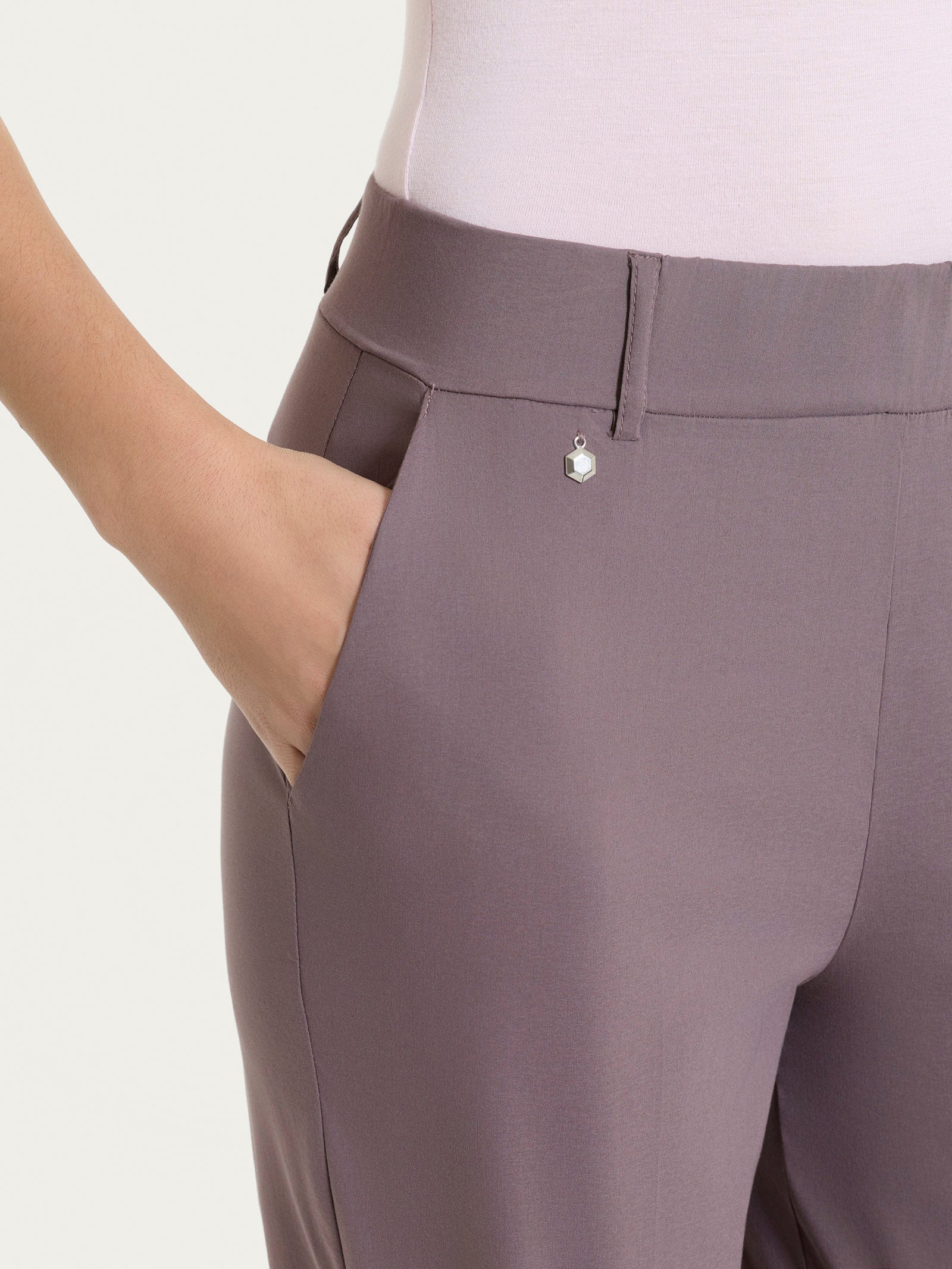 Pantalone ampio con tasche e risvolto in Super Fresh - Plum Truffle - Image 7