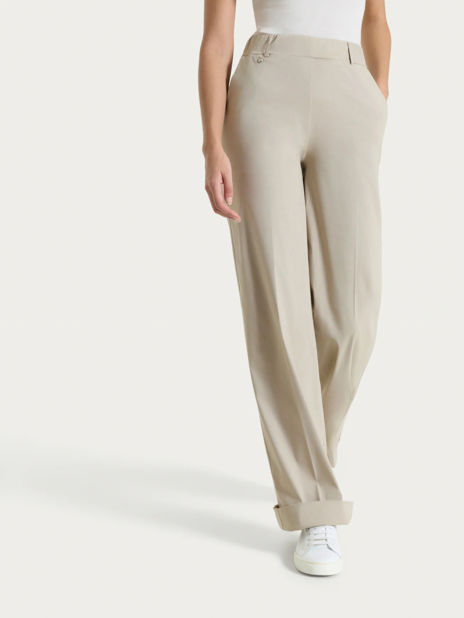 Pantalone ampio con tasche e risvolto in Super Fresh - Crockery - Image 2