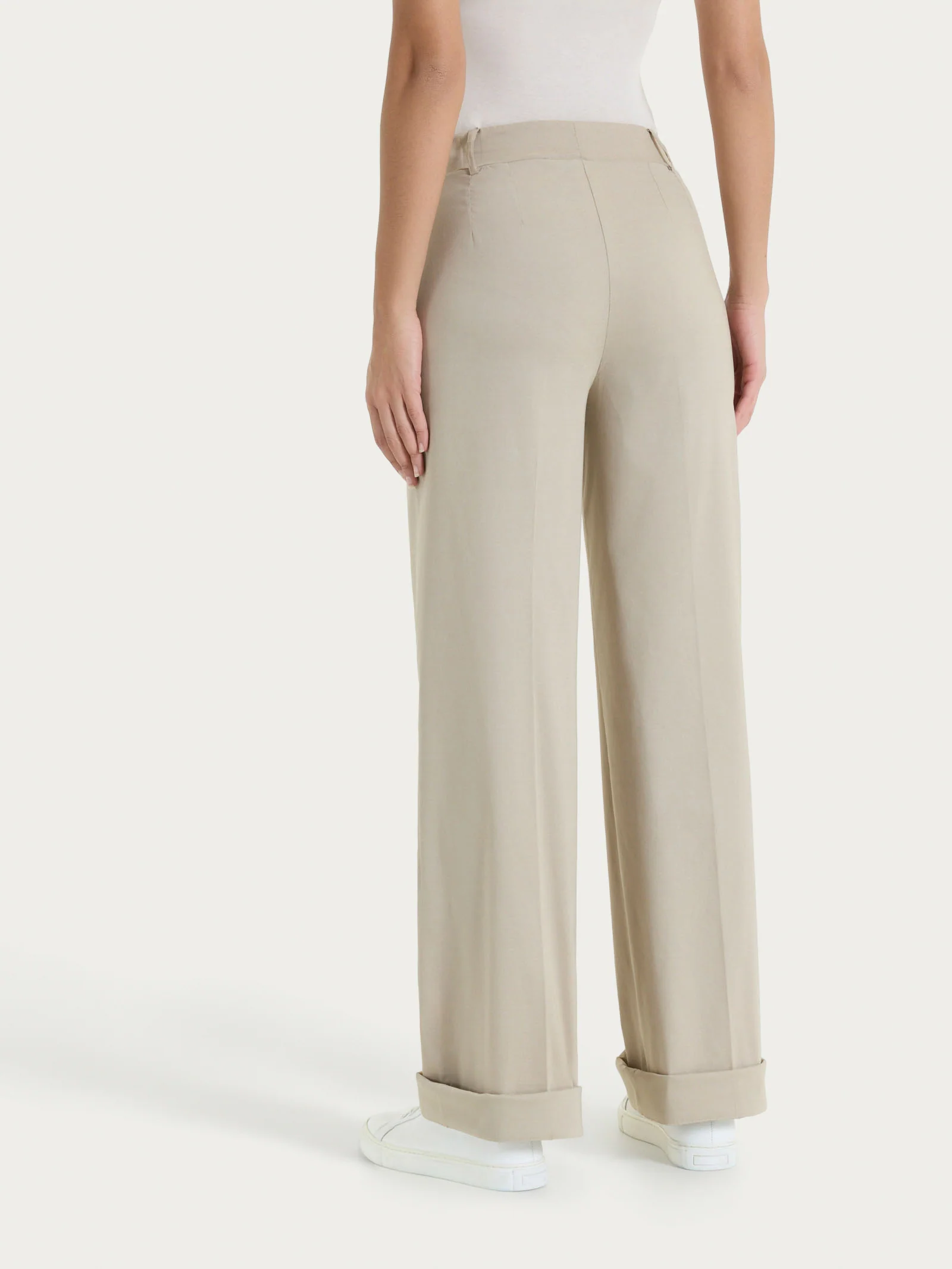 Pantalone ampio con tasche e risvolto in Super Fresh - Crockery - Image 6