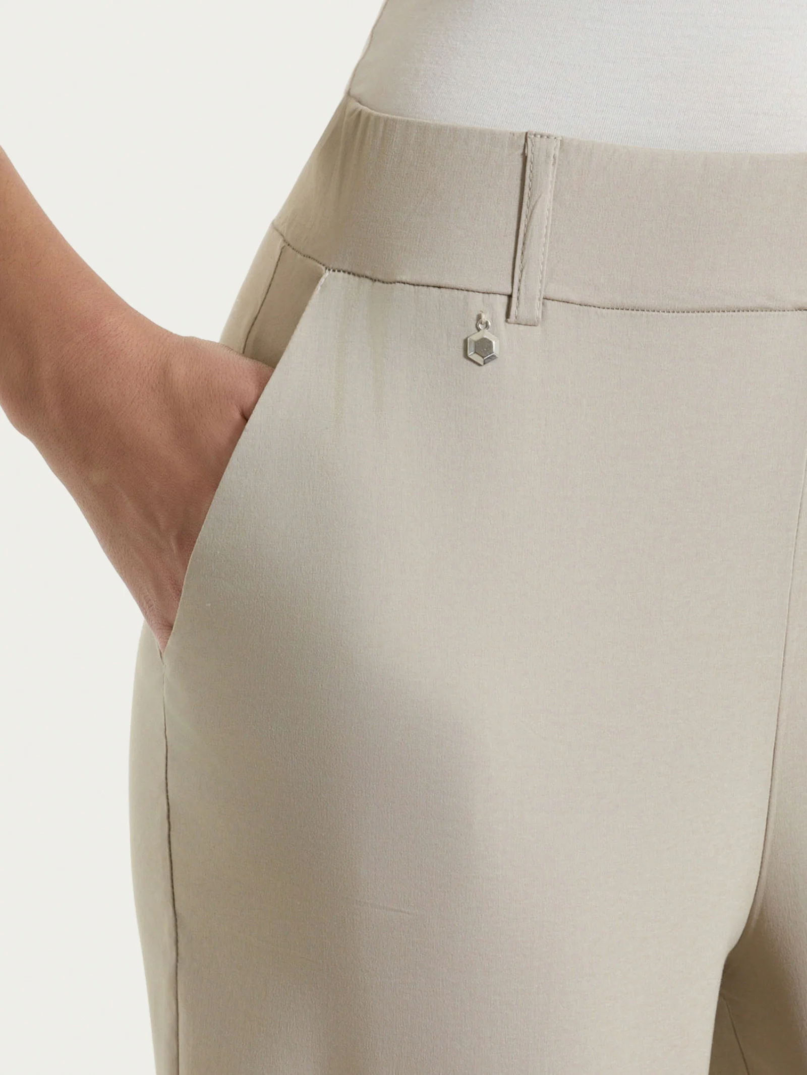 Pantalone ampio con tasche e risvolto in Super Fresh - Crockery - Image 7