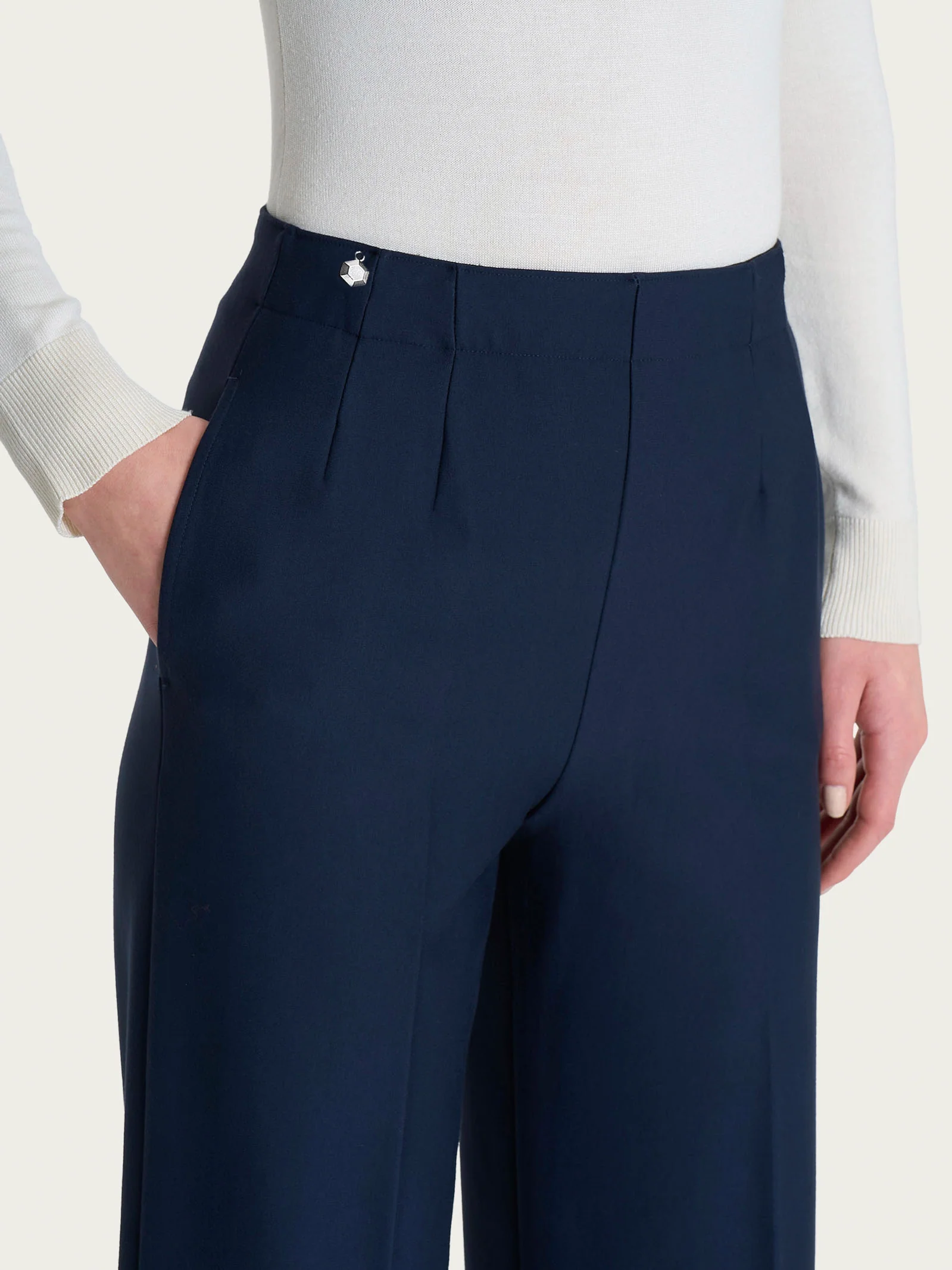 Pantalone ampio con tasche in Compact - Persia - Image 5
