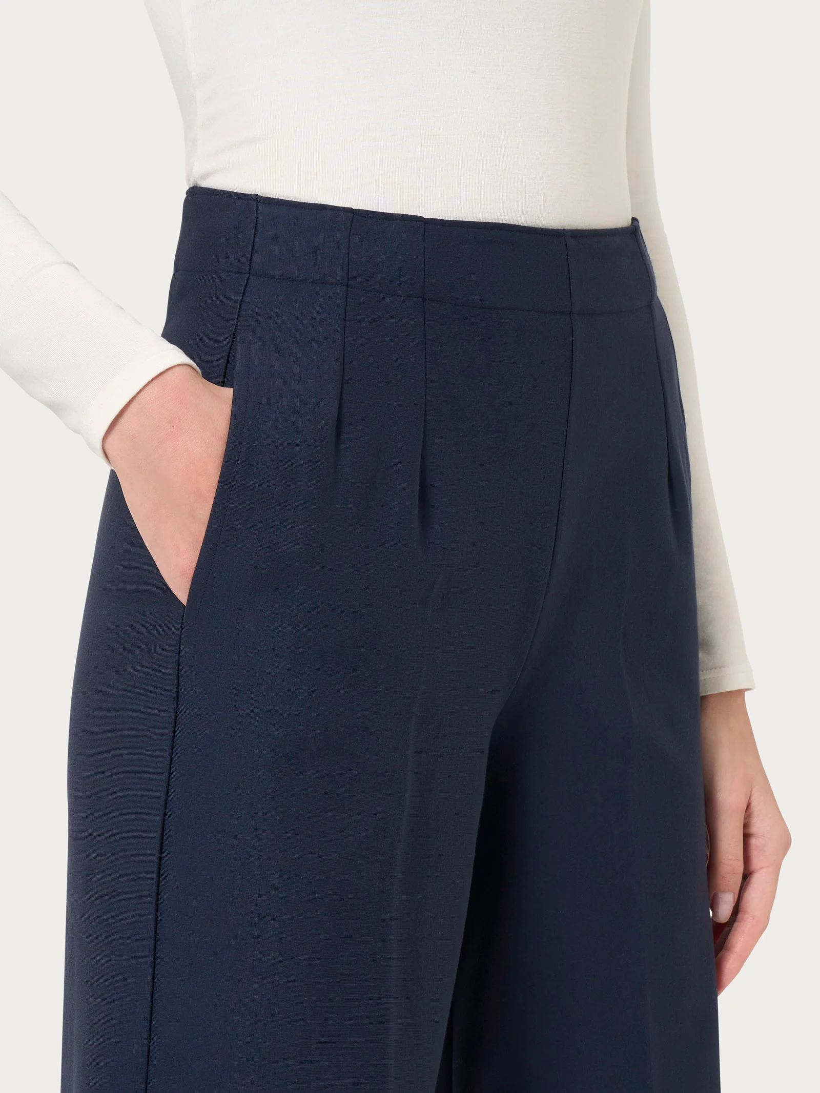 Pantalone ampio con tasche in Compact - Persia - Image 6