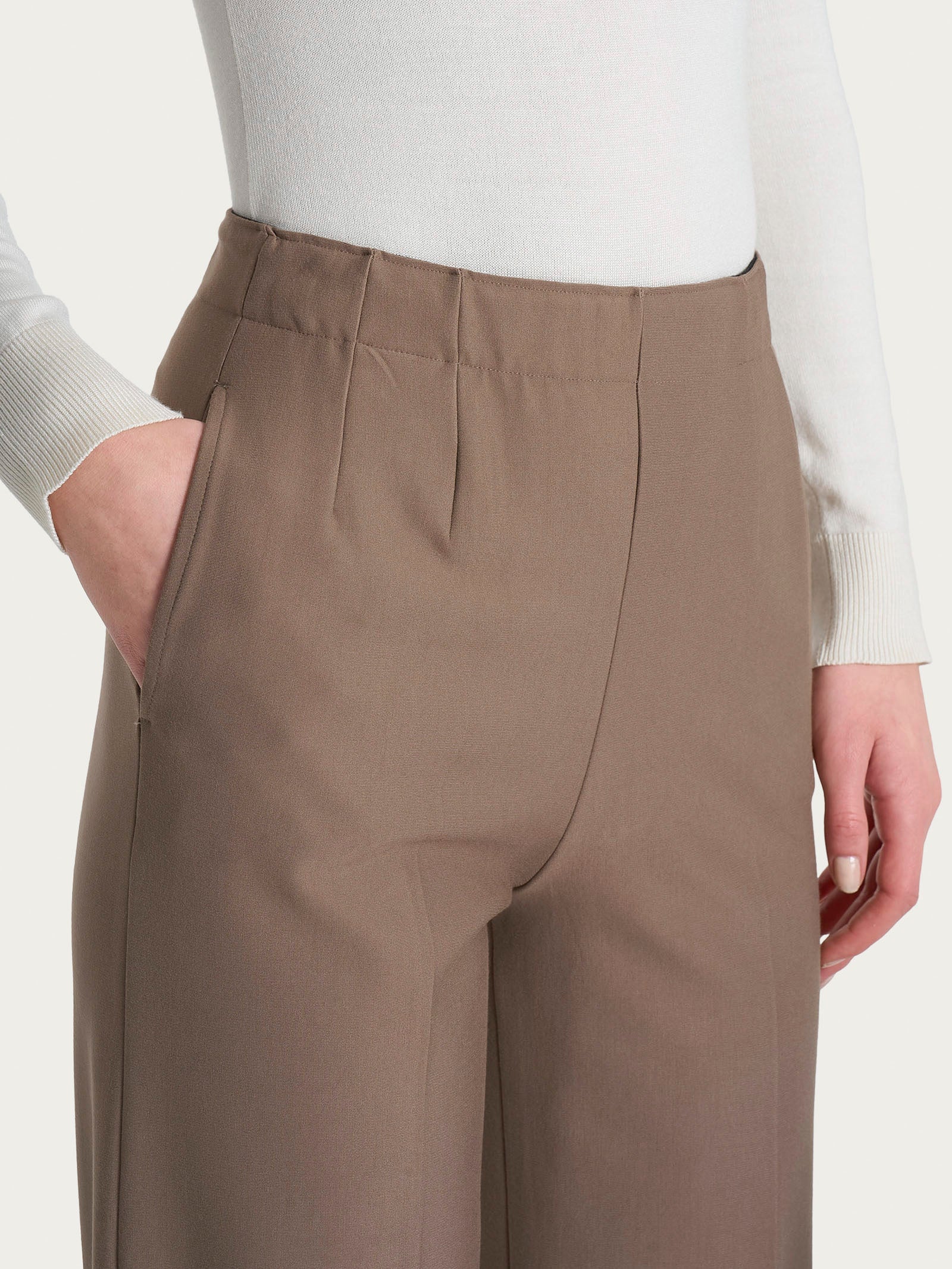 Pantalone ampio con tasche in Compact - Pine Bark - Image 5