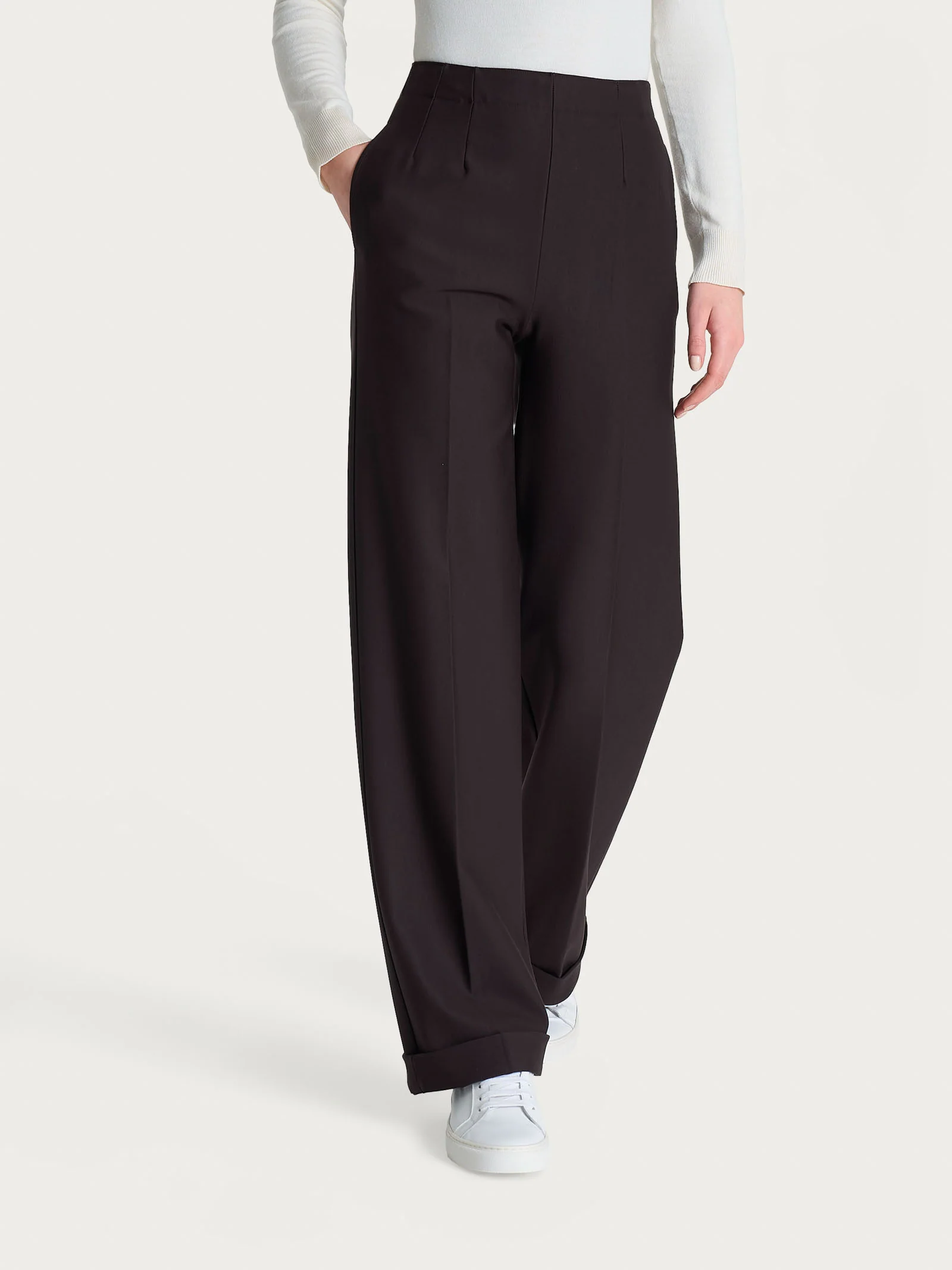 Pantalone ampio con tasche in Compact - Chocolate Torte - Image 2