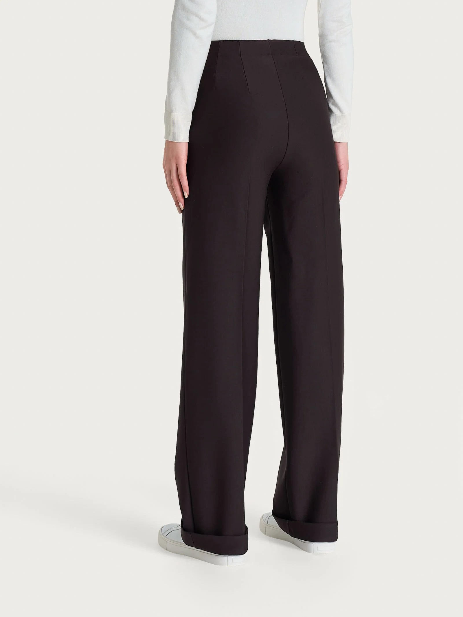 Pantalone ampio con tasche in Compact - Chocolate Torte - Image 4