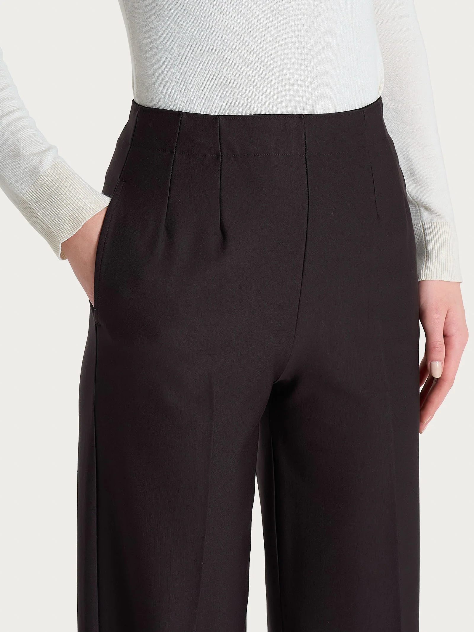 Pantalone ampio con tasche in Compact - Chocolate Torte - Image 5
