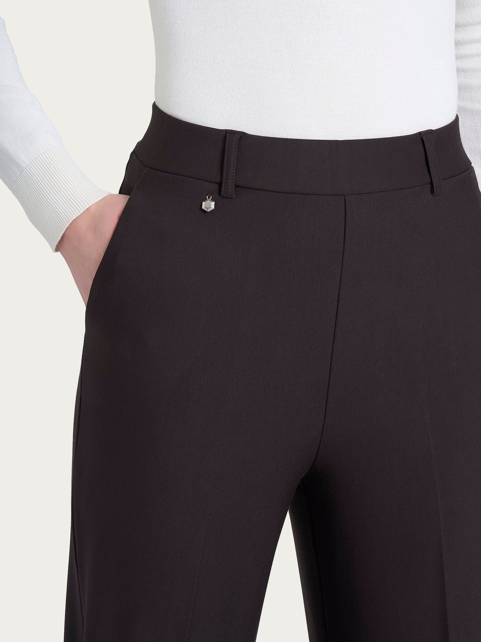 Pantalone ampio con tasche in Compact - Chocolate Torte - Image 3