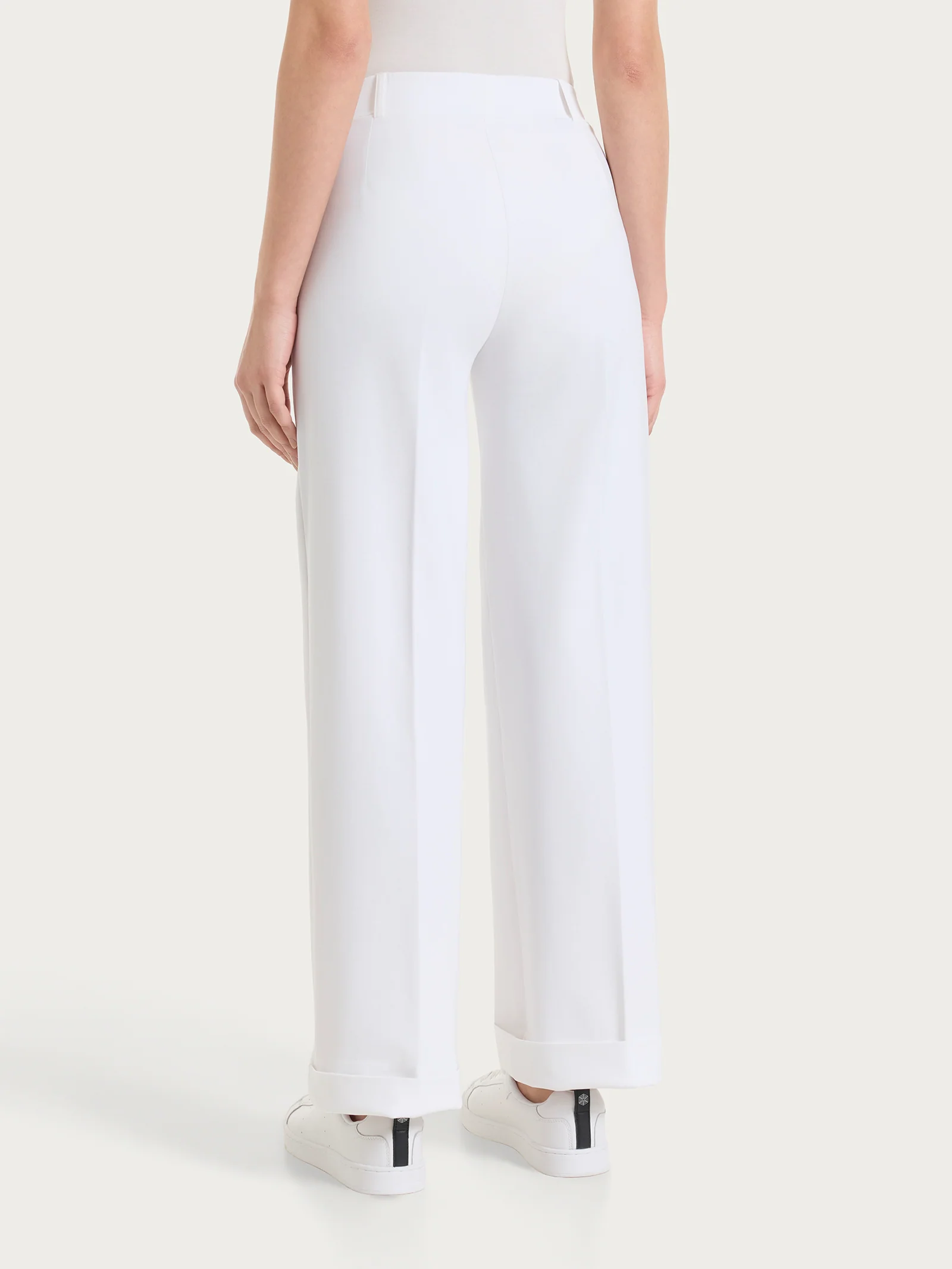 Pantalone ampio con tasche in Compact Light - Bianco - Image 4
