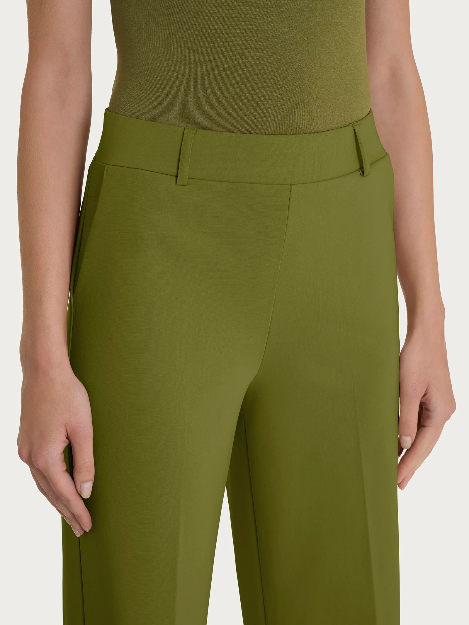 Pantalone ampio con tasche in Compact Light - Sphagnum - Image 4