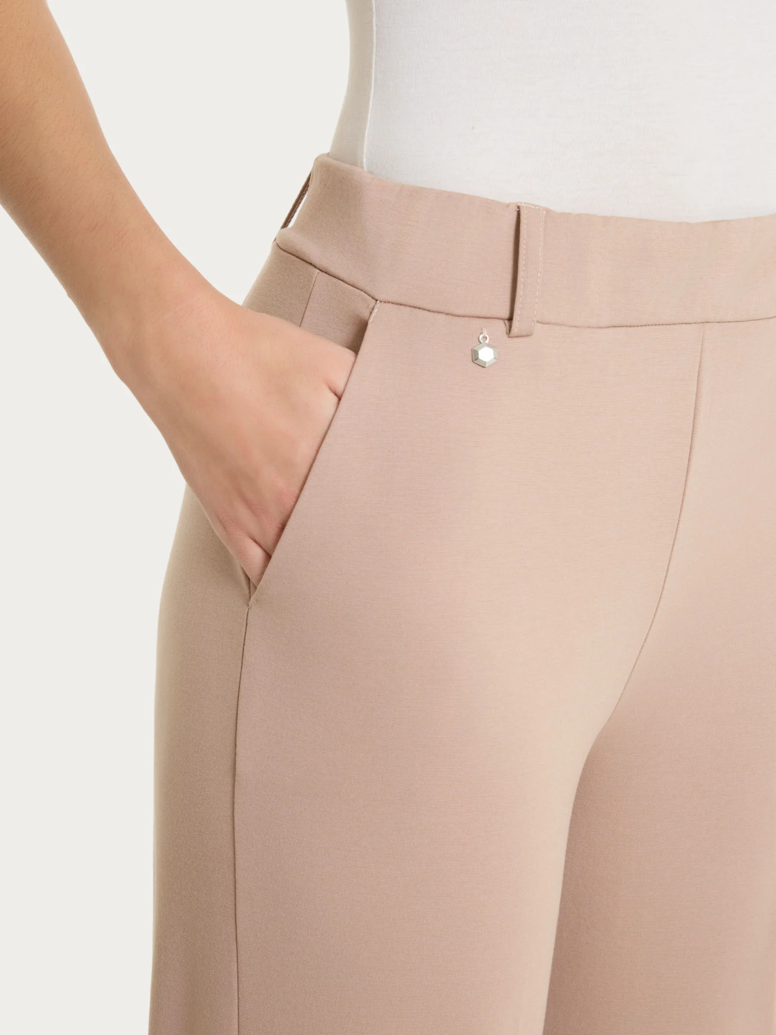 Pantalone ampio con tasche in Compact Light - Warm Taupe - Image 7